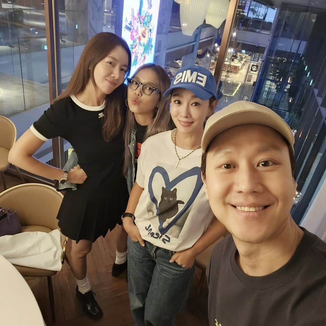 キム・ウォニのインスタグラム：「귀연동생들과 저녁회동~ 진짜 너모 맛있는 중식이었는데 사진이 하나도 없고만🤣  다들 인스타 열심히 못하는 사람들이라 사진찍는걸 까먹음ㅎ 영업 끝났다고 해서 '마침' 나가려던참었다하고 쓰스쓱 해산함🤭 언제봐도 반가운 아이들 시간이 모자라~ 잼난 저녁식사였어~또 봐♡  #유미야렌즈닦았다더니 #성경선생님ㅎ소향 #향이는1박2일로만나야함ㅎ #정우는잃어버린내아들인가😭 #맨날밥사주고택시비도주고 #내노후를부탁해」
