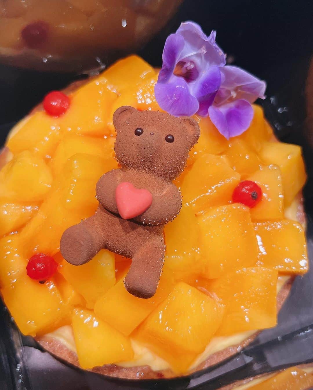 平原綾香さんのインスタグラム写真 - (平原綾香Instagram)「.  “ルレーヴドサティーン” くまの「ヌーミー」は１から型をとって お店で作っているそうです。 可愛いだけじゃなく、最高に美味しかった。 また行きたいな。 お土産でいただいたマンゴーのケーキは 一口食べた瞬間美味しすぎて召されそうになり 危うく父に出会うところでした 来年の誕生日はこのケーキにしゅる。絶対  恒例のあーん動画はMR!公式で。 デート中 隣に座っているクリスチャンに お説教するあーやサティーンの寸劇が ご覧いただけます・・・  MR! × LOUANGE TOKYOのコラボは 公演の千穐楽と同日8/31まで 急げ❤️‍🔥」8月30日 10時59分 - ayaka_hirahara_official