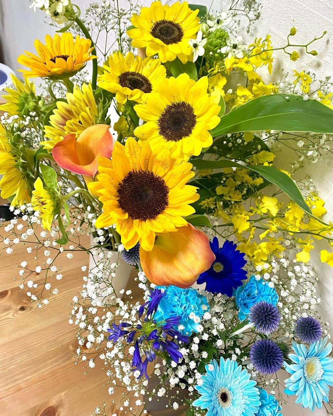 mizukiさんのインスタグラム写真 - (mizukiInstagram)「🌻💙 可愛いぃ夏のお花 まさかの２つも旦那から💛 サプライズすぎてびっくり こちらこそいつもありがとう🎂💗  #結婚記念日 #記念日 #お花  #ケーキ #ベビー #七夕 #7  #instagood #instalike #instapic」8月30日 11時03分 - 31chaaa