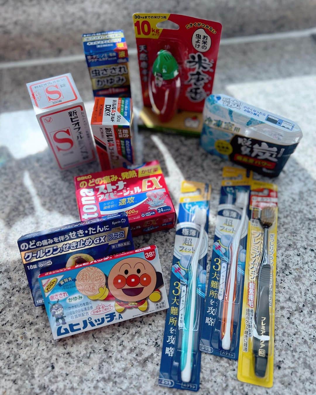 石井あみのインスタグラム：「🇯🇵→🇵🇭 オットが日本での夏のお仕事を終え帰宅。  しばらく日本に帰る予定はなさそう なので、補充したアイテムご紹介。  歯ブラシ 米びつ当番 風邪薬系 冷凍庫のにおい取り  どれも町屋マートに売って いると思うのだけど、 今じゃ値段が倍以上するので、 日本で買える時にかっておきたい。  2枚目は、親友が持たせてくれた DAISO(日本の)セレクション。 海外移住歴11年の彼女のセレクトは さすが。わかってらっしゃる。 文房具やノートは日本のものがいいし、 スライムやらなんやら♡ けどピンポンブザー、いる？ クイズ番組出る予定ないんだけど。  とにかくありがとう！ Love♡  #セブ島#セブ島移住#セブ島留学 #海外移住#海外子育て#フィリピン #セブヨロ#語学留学」