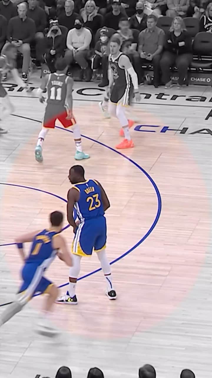 ゴールデンステート・ウォリアーズのインスタグラム：「👀 Draymond’s magical pass to Klay! 🪄#BESTofNBA」