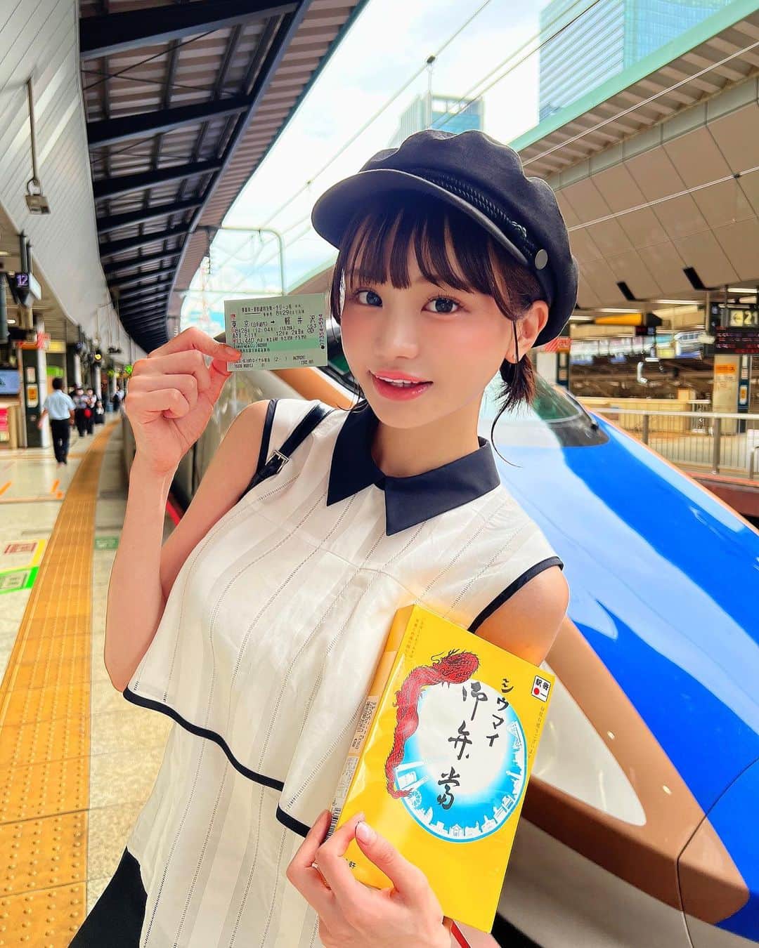 みもれもんさんのインスタグラム写真 - (みもれもんInstagram)「Hello 🍋🌈The coolness that Japan is proud of Let's take the Shinkansen and go out to a cool place＼(^ω^)／🚄💞That's right👀✨The bento is Kiyoken's shumai bento🍱🍙 Let's all eat a lot so that we don't get exhausted in the summer 🥳🌈  こんにちゎぁ🍋🌈 日本が誇るカッコぃぃ 新幹線に乗って涼しいところに お出かけするょぅ＼(^ω^)／🚄💞  そうです👀✨お弁当は 崎陽軒のシュウマイ弁当です🍱🍙  みんなも夏バテしないように たくさんご飯食べょうねぇぇ🥳🌈  #グランクラス #granclass #新幹線 #東京駅 #tokyostation #北陸新幹線 #崎陽軒 #シューマイ #みもれもん #mimolemon」8月30日 11時19分 - mimore_mon0929