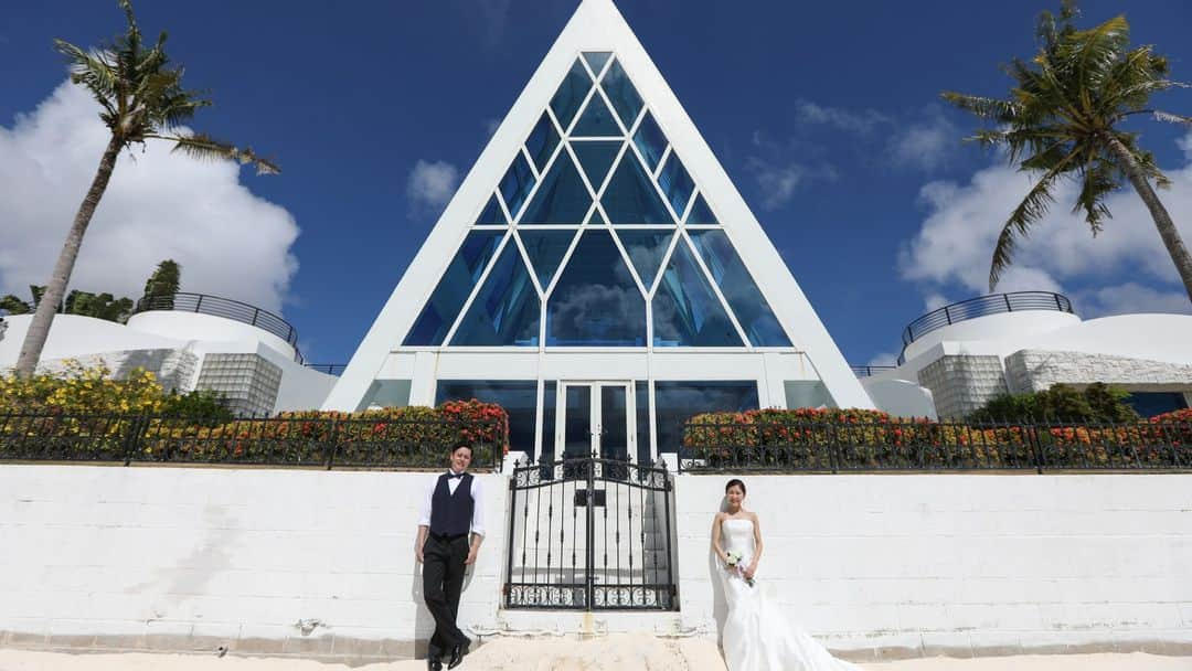 Watabe Weddingのインスタグラム：「リゾートウェディングらしいショット、チャペル、ビーチ、🌴、真っ青な空と白い雲、すべてのバランスが完璧です。  Chapel : Blue Aster Photo : J&K PHOTOGTAPHY Hair & Make up : Honoka  #guam #wedding #weddingphotography #resortwedding #instapic #instagram #watabewedding #guamwedding #nofilter #picoftheday #love #2023 #2023bride #blueaster #2023夏婚 #ワタベウェディング #グアムウェディング #リゾートウェディング #海外挙式 #ウェディングアイテム #ウエディング #ウエディングドレス #プレ花嫁準備 #ウェディングヘア #おしゃれ花嫁 #ブルーアステール」