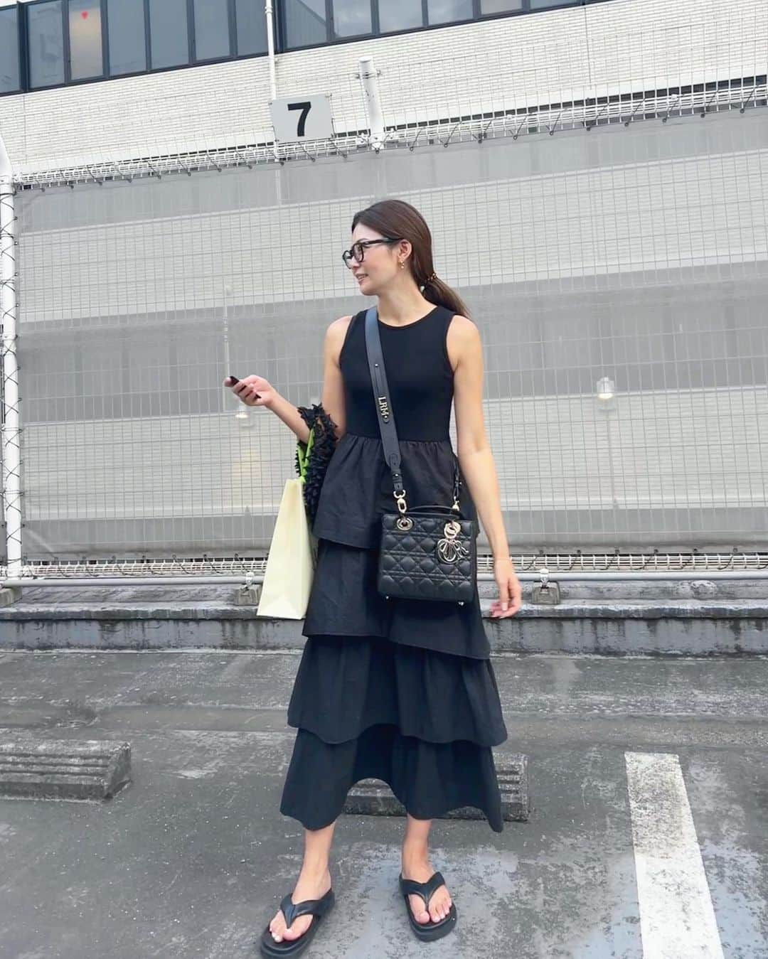 manaのインスタグラム：「. ちょっとそこまでの時はワンピが多いかも🤫ルイが撮ってくれた💯🤍 #まなきょうふく #ママコーデ #ワンピースコーデ #ブラックコーデ」