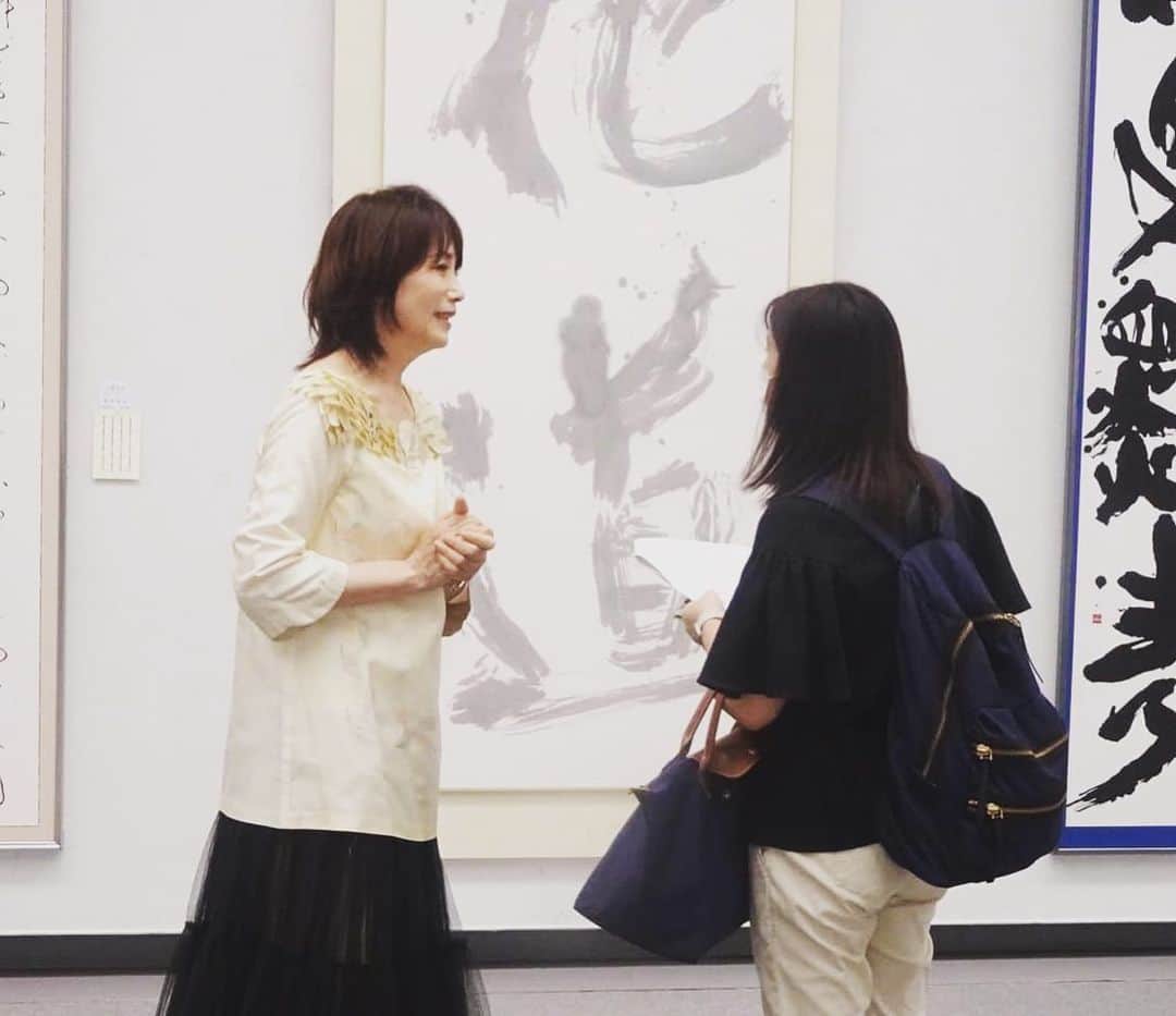 矢野きよ実さんのインスタグラム写真 - (矢野きよ実Instagram)「「花道  あなたと一緒に歩きたい…」 さぁ！初日の花道です。 とてもとてもたくさんのみなさんにお越しいただきました！ 逢えることが何より嬉しいです。  愛知県美術館8階 第50回記念公募玄玄展 2023年8月29日(水)〜9月3日(日) #yanokiyomi #矢野きよ実 #矢野きよ実の書 #玄玄展」8月30日 11時28分 - yanokiyomi