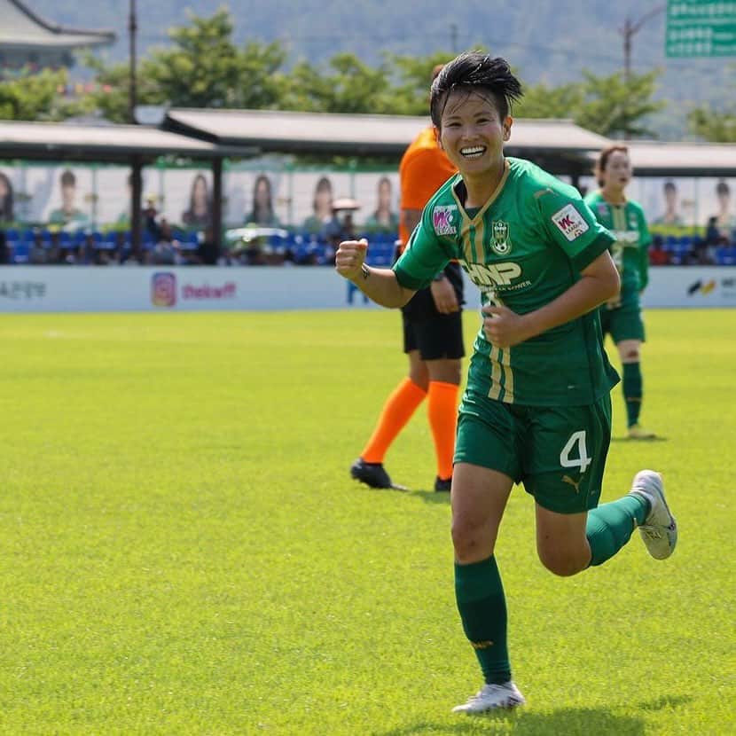 田中明日菜のインスタグラム：「. #前十字靭帯断裂   サッカー人生初めての長期離脱となります。 まだまだサッカー楽しみたいので必ずピッチに帰ってきます 明るく前向きにリハビリ頑張ります！ 明日韓国で手術です。 こわいけど頑張ります！  #전방십자인대   축구 인생 첫 장기 이탈입니다. 아직 축구를 즐기고 싶기 때문에 꼭 경기장으로 돌아오겠습니다. 밝고 긍정적으로 재활 열심히 하겠습니다! 내일 한국에서 수술합니다. 무섭지만 잘될거라고 생각합니다!  経過はエースチャンネルで発信していきます！ https://youtu.be/6-tpvHel6lw?si=untvf6mrk0knMyet」