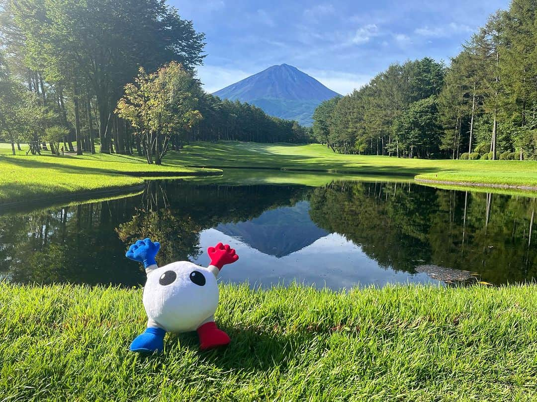 フジテレビゴルフさんのインスタグラム写真 - (フジテレビゴルフInstagram)「.  【フジサンケイクラシック✖︎パリ五輪予選/W杯バレー】  W杯バレーを盛り上げるためにバボちゃんが富士桜カントリー倶楽部に遊びに来てくれました☺️🫶  「逆さ富士」にテンションが上がったようで、カメラマンまでやろうとしてくれました（笑）  #フジサンケイクラシック #フジサンケイ #富士桜 #フジテレビ #フジテレビゴルフ #男子ゴルフ #ゴルフ #golf #バレーボール #w杯 #ワールドカップバレー」8月30日 11時27分 - fujitvgolf