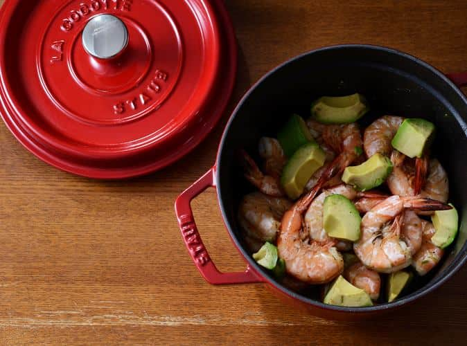 staub ストウブのインスタグラム：「【ストウブレシピ : 海老とアボカドのエスニック蒸し】  相性抜群の海老とアボカドに、にんにくとナンプラーのエスニックな香りが、残暑が厳しい今の季節にぴったりな一品。 出来立てをそのまま食卓に出して、お好みのビールなどと一緒にお楽しみください！  材料 (3~4人分）  海老　16尾  アボカド　1個    A  にんにく（すりおろし）　小さじ1/2  ナンプラー　 小さじ1/2  酒　 大さじ1/2  粗びき黒こしょう　 少々  サラダ油　 大さじ1/2   しょうが(薄切り）　 4~5枚  赤唐辛子(小口切り） 1本   作り方  1. 海老は殻にハサミを入れ、あれば背わたを取り除き、Aをもみ込む。アボカドは皮をむき、種を取り出して、一口大に切る。   2. 鍋に水大さじ3(分量外)としょうがと赤唐辛子を加え、中火にかける。沸騰してきたら1の海老を加えて全体をざっくりと混ぜる。蓋をして3分ほど加熱する。   3. アボカドを加えて蓋をして火を止める。蓋をしたまま1分ほど蒸らす。   *本レシピ向けの鍋のサイズ表記はございません。あらかじめご了承頂きますようお願いいたします。  #STAUB #ストウブ」