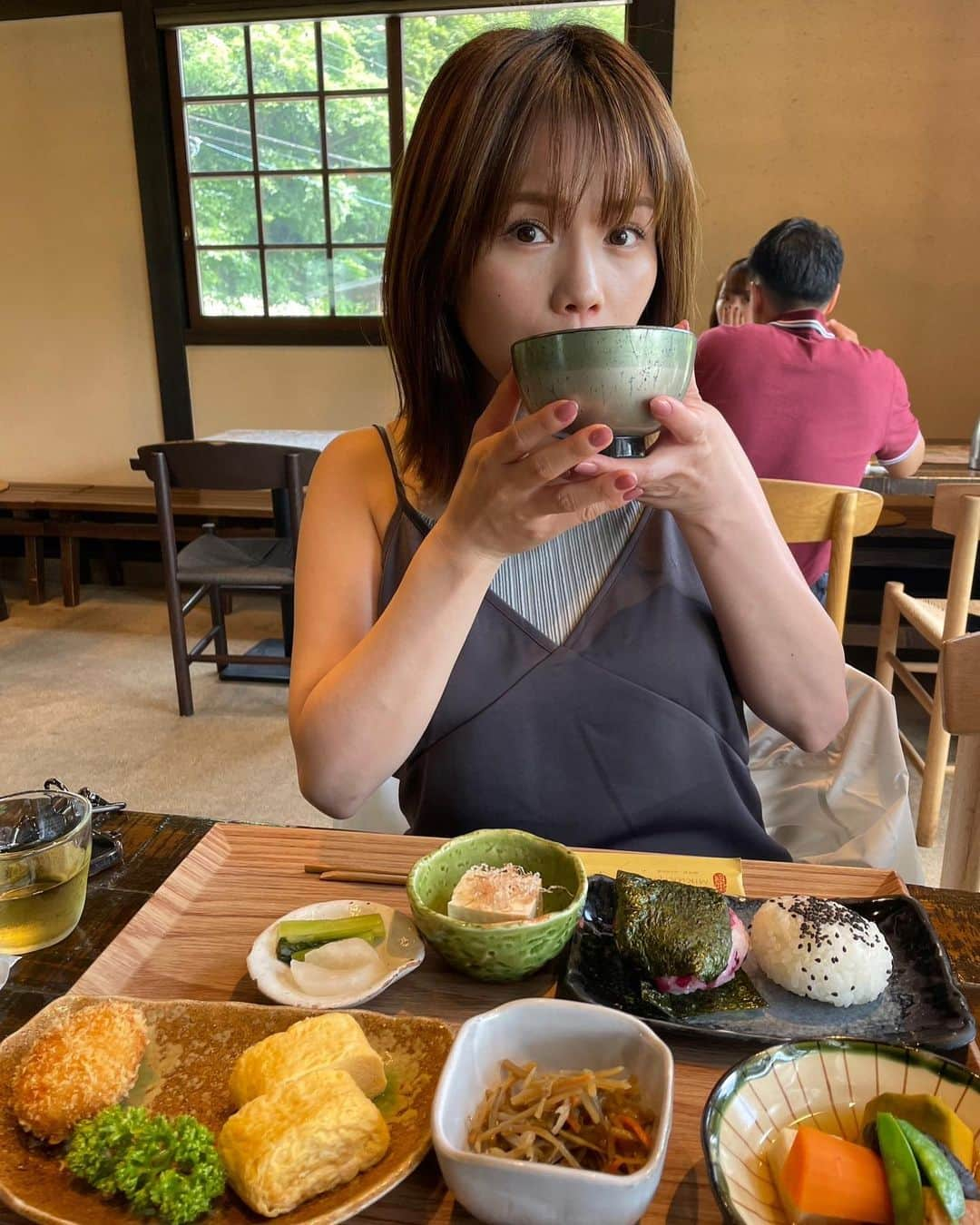 沢辺りおんのインスタグラム：「朝ごはん🍙  最近おにぎり大好きで この前はお父さんが握ったウィンナーおにぎりを5つたべた😂😂😂  #軽井沢 #軽井沢旅行  #軽井沢グルメ」