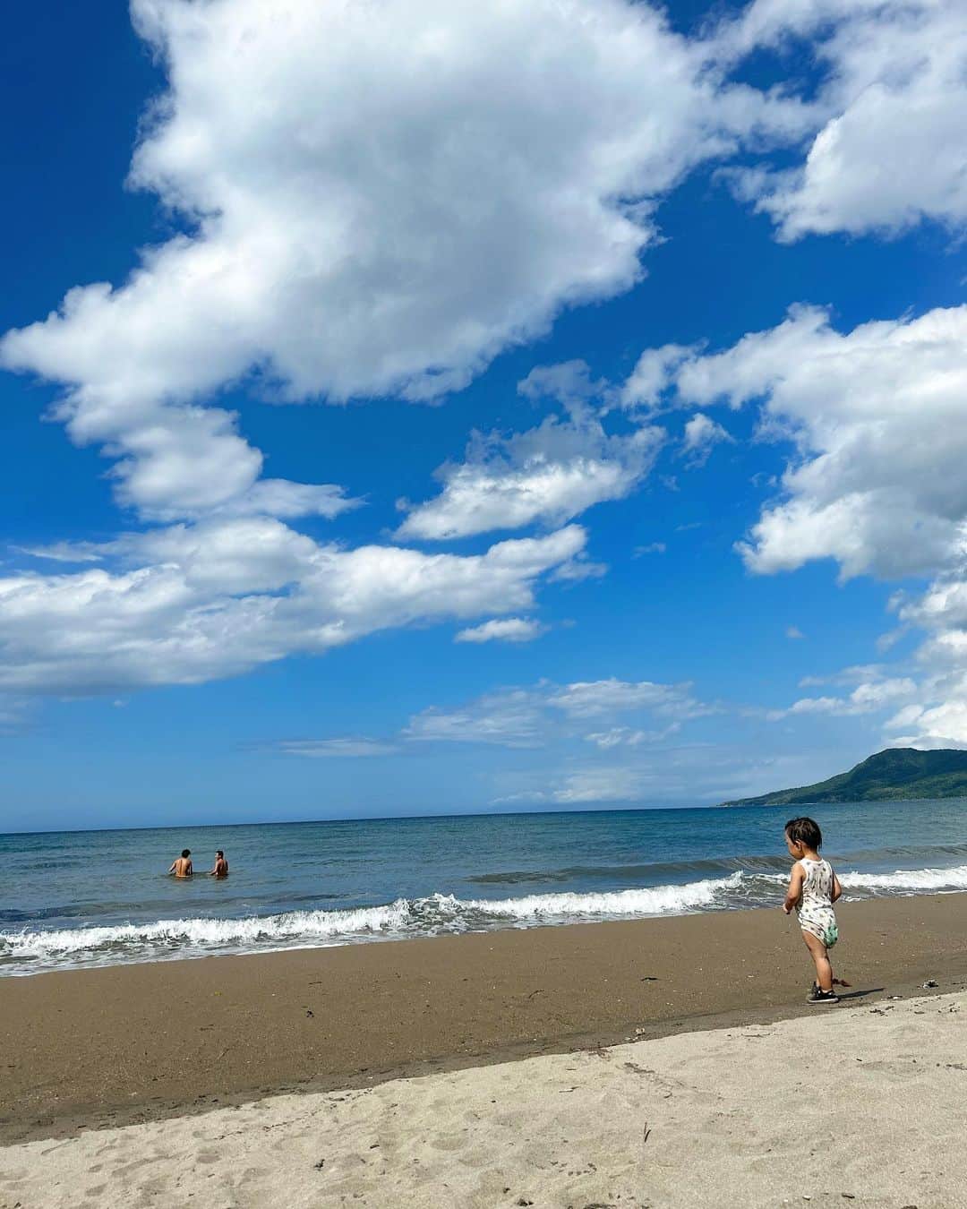 藤咲美由のインスタグラム：「海が大好きな息子と たっくさん海に行けた夏🌊☀️👩🏽👦🏽  来年もたくさん来ようね🩷🩵  #幸せ」