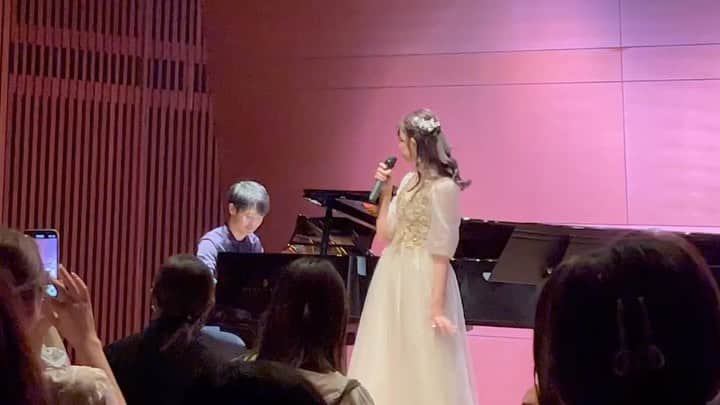 佐藤朱のインスタグラム：「#岩崎博物館  #concertoftwodoctors   姉に連れられて ドクターヘリのお医者様のピアノコンサートに行って来ました。  何と12万人のフォロワーを持つ大人気のドクターの たった100席しかないコンサート🎹  今回は新人ドクターのボーカルとコラボという事で…  走り出す新人Drを 優しくガッチリサポート！ の様な演奏で とても良かったです☺️  優しいピアノだなぁと思って聴いていたら もう、一曲目から お客様泣いてましたね🥹  音楽を生業にしてない方の演奏も 素晴らしいなぁと思いました✨  表現を仕事にすると どうしても難しくなる事もあると思うのです。  爽やかで優しい 癒しの音色でした🎹  私は仕事で先に出てしまったのですが 後から満面の笑みでお二人の間に挟まれた姉の写真が送られてきて…笑  姉もポジション付きの医療関係者なので…大変面白かったです🤭  （リールにしないと1分以上上げられないみたいです🫣 もっと聴きたい方は先生のインスタ @keisuke828 をチェック🎵）  #松村圭祐先生  #うめだそら先生 #癒しの音色」