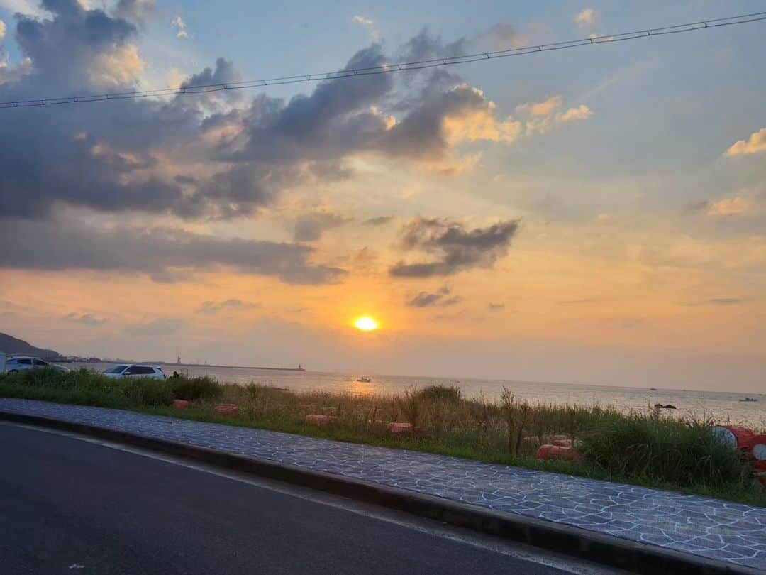 ユン・アジョンさんのインスタグラム写真 - (ユン・アジョンInstagram)「이번#제주도🌴는 . . 잔잔한바다와 한적했던 마을 발디딜틈없이 붐볐던 야시장 빵맛집 카페 발견의 기쁨 제일 좋았던 노을지는저녁의 전기자전거  스시우니와 따끈한 히레사케한잔 . . 미우나고우나 자매 🤣」8月30日 11時48分 - yoonajung_