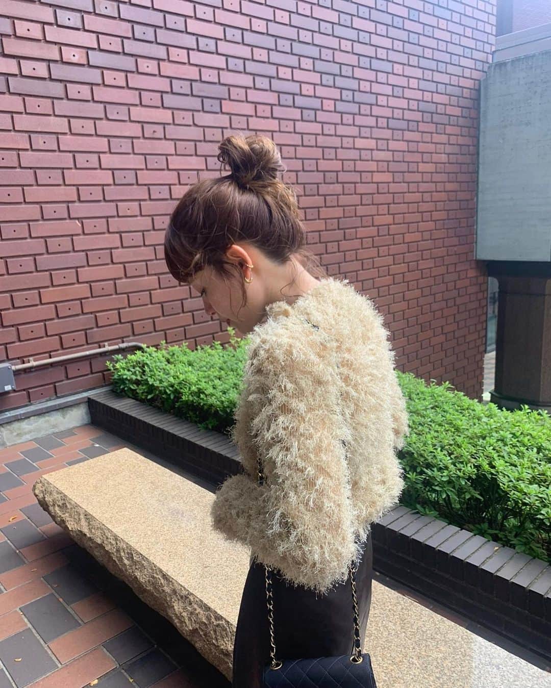 のインスタグラム：「一目惚れしたもけもけっ🫶🍂　  . 展示会で頼んでたお洋服が届いたからさっそく着てみた！ えりかと色違いでおそろい🌾⭐︎ @leinwande_official 🤎🤎  可愛い、ほんっと可愛い♡ 手に取った瞬間から秋冬たくさん着ると確信🤎 早くデニムにも合わせたいな〜  . 最後、ゆがみおもしろ鏡を見つけてつい、、笑 撮っちゃうよね、、  . #秋コーデ  #🍂」