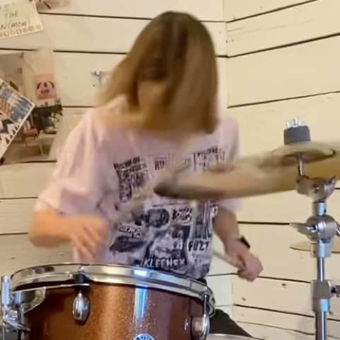 レイシャ・ヘイリーのインスタグラム：「Summer drum lessons 🙀」