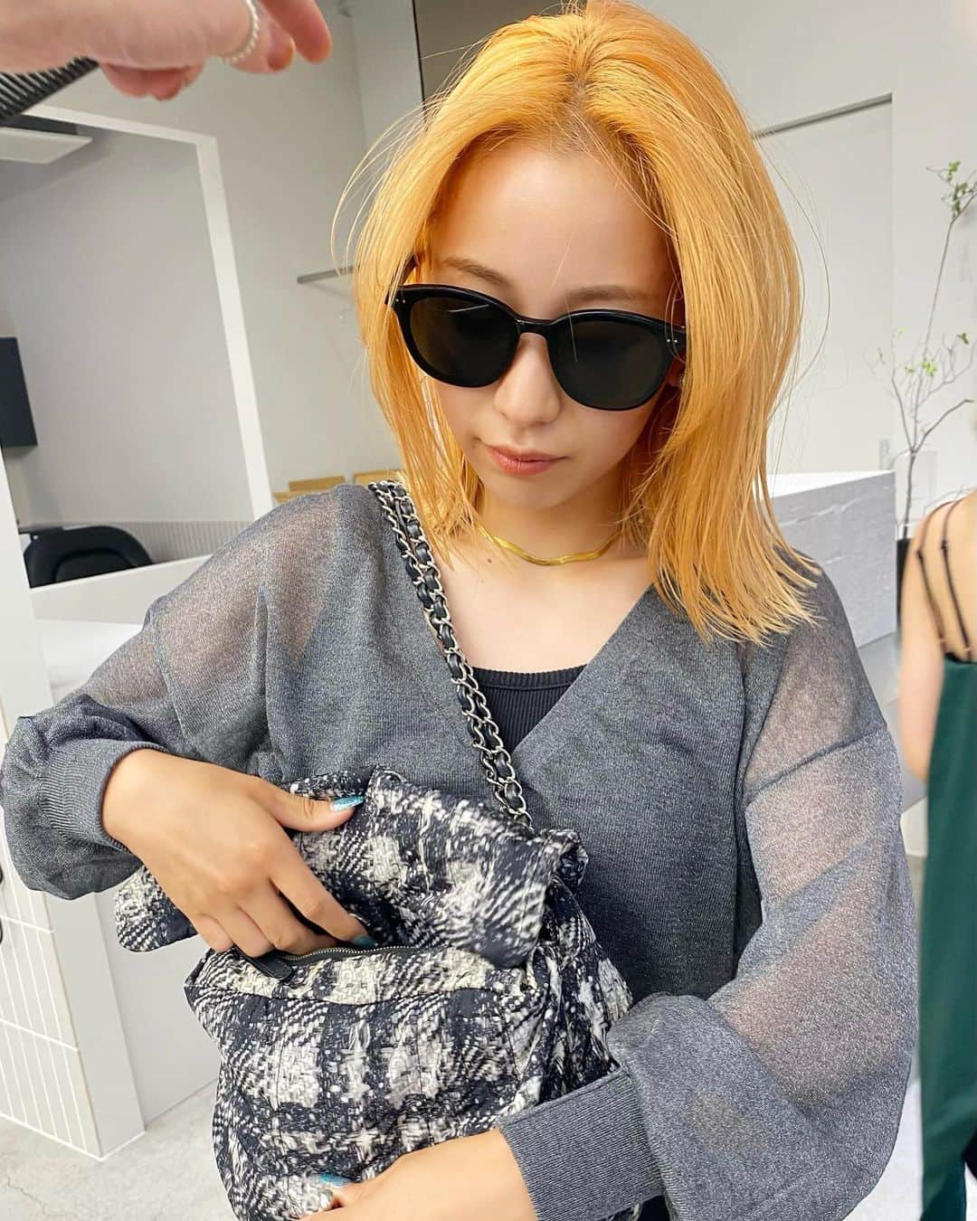 のインスタグラム：「〝pale orange〟  bleach retouchからの明るめorangeです🙌🏻  silverを混ぜつつくすんだorangeを作っています◎」