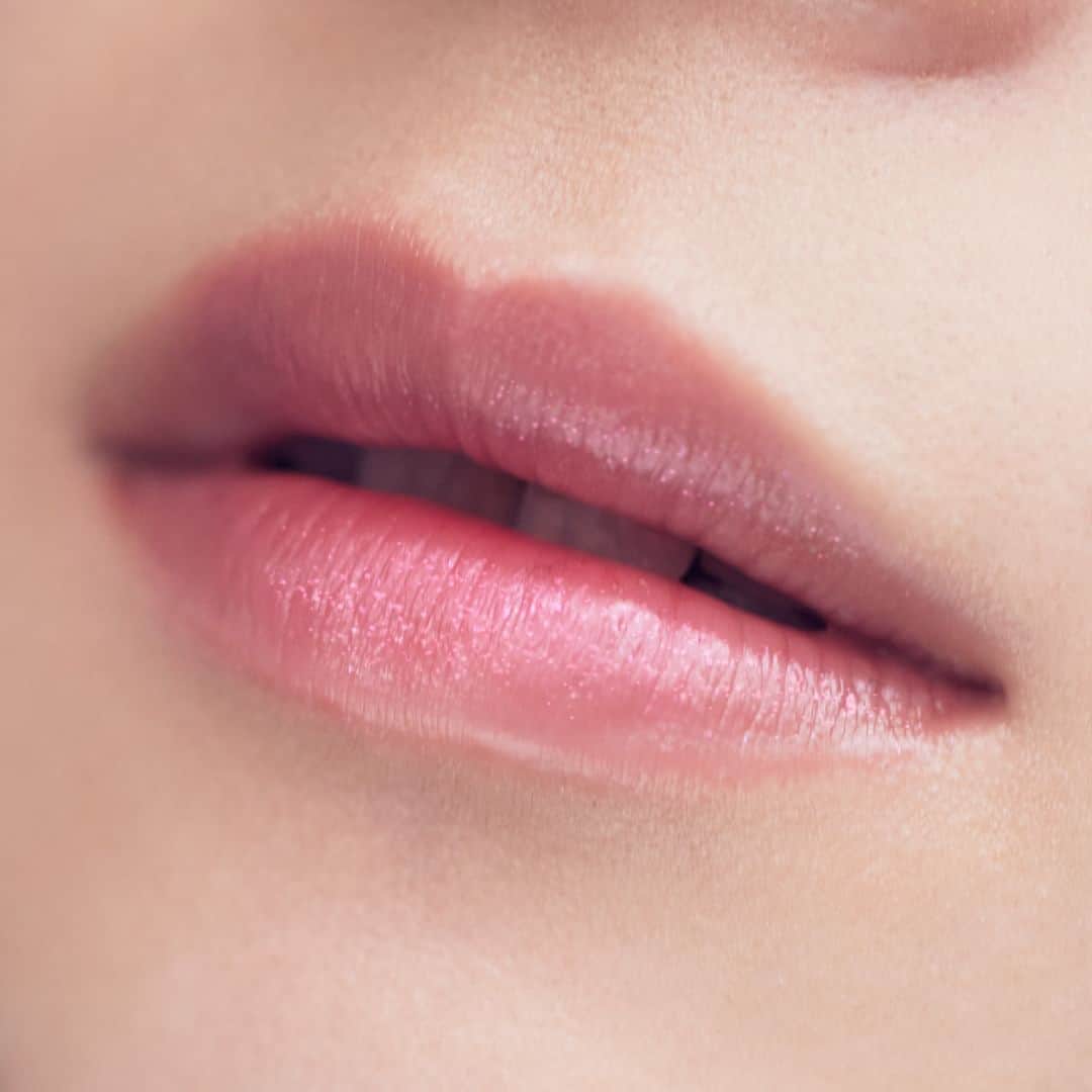OPERA公式のインスタグラム：「本日オンライン先行発売✨透けるキレイ色 落ちずに続く、みずみずしいツヤ質感の美容オイルでケアするティント  オペラ　リップティント point. ☑透明感あふれるツヤ質感でキレイに発色 ☑つけたての色をキープ[ティント処方] ☑美容オイルで保湿ケア、しっとりベタつかない[植物性スクワラン配合][無香料] ☑全色唇にやさしい処方　[パラベンフリー][動物性成分フリー]で安心して使えるクリーン処方  19 モーヴピンク（新色）[ノンパールタイプ] 熟したプラムのような、くすみニュアンスの青みピンク。 シックな可愛さと、艶っぽさが同居する色。  120 シマリングボルドー（限定色）[グリッタータイプ] 雫のようなつやめきをまとったブドウ色。 繊細なきらめきの深みカラーは、媚びない色っぽさを表現。  8月30日(水)　公式オンラインストア先行発売 9月 6日(水)　全国バラエティショップ発売  詳しくはプロフィールリンクのスペシャルサイトをcheck！ @opera_cosmetics  ------------------------------------------------- PRESENT campaign❣ キャンペーン期間中にコメントをくれた方の中から抽選で10名様に、秋コレクションsetが当たります✨ ⌛期間：8/23～9/5 この期間のオペラ投稿にコメントしてね。複数の投稿にコメントすると当選確率UP！オペラの好きなポイントを教えてください💄 -------------------------------------------------  #オペラ秋コレクション2023 #オペラリップティント #リップティント #ティントリップ #美容オイルでケアするティント #operacosmetics」