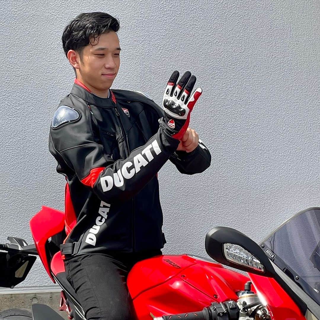 Ducati Japanさんのインスタグラム写真 - (Ducati JapanInstagram)「バイクに乗るときも、バイクから降りた後も。パートナーにも、そして将来のドゥカティスタにも。  ドゥカティでは、ライディングギアだけでなくライフスタイルに合わせた様々なアパレルラインナップを取り揃えています。  ドゥカティアパレルを知り尽くすディーラーお勧めアパレルを御紹介します！ @ducatisapporo @ducati_sendai @ducati_lifestyletokyo @ducatichibacentral.tsukuba @ducatihamamatsu @ducati_kyoto  #ドゥカティいいじゃん #ドゥカティアパレル #ドゥカティ #Ducati #DucatiApparel」8月30日 12時00分 - ducatijapan