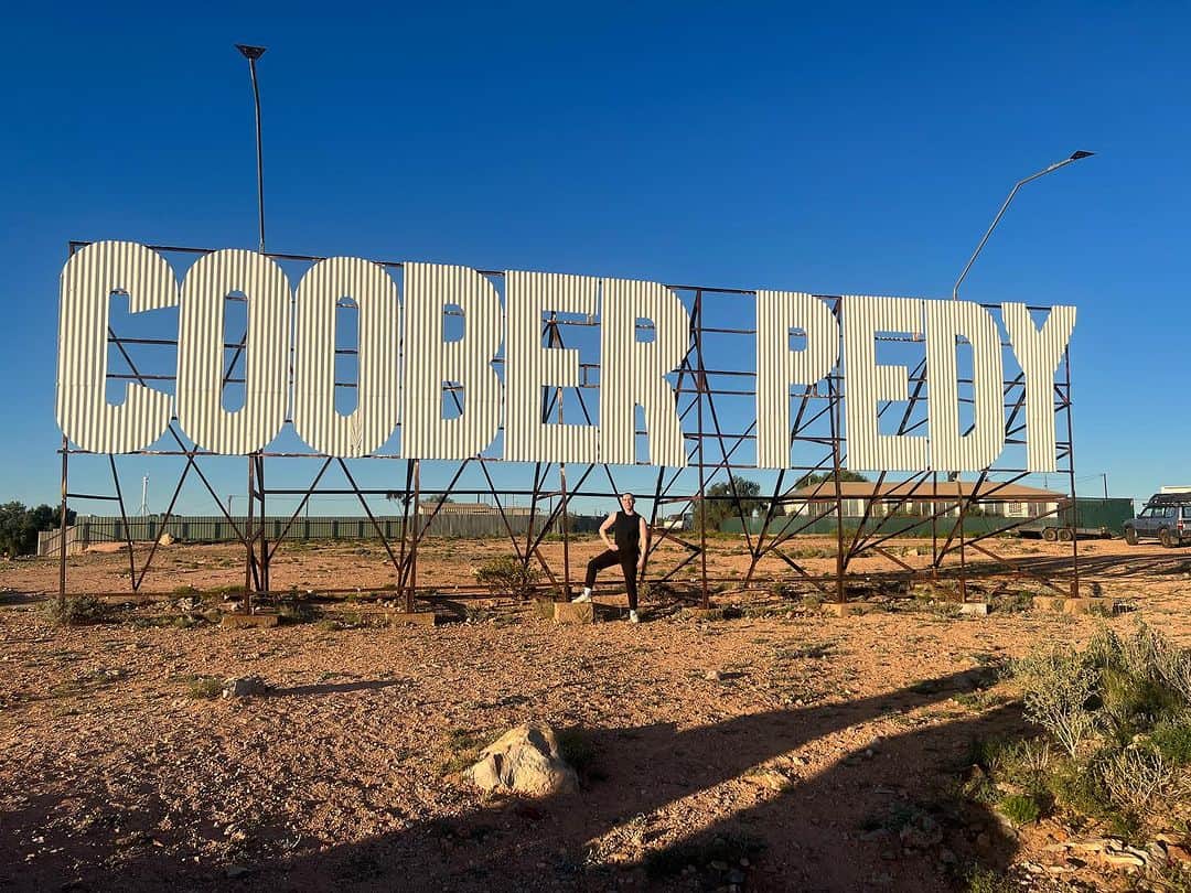 アダム・リッポンのインスタグラム：「Look to my right and I see the Coober Pedy sign. This is all so crazy. Everybody seems so famous.」