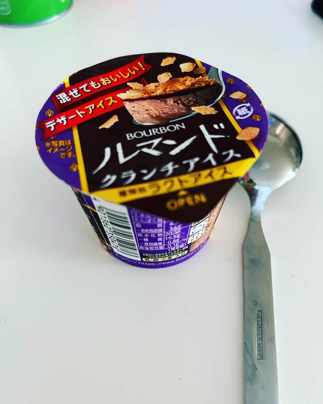 ミノルクリスのインスタグラム：「ルマンドクランチアイス🍨🧊 #ブルボン」