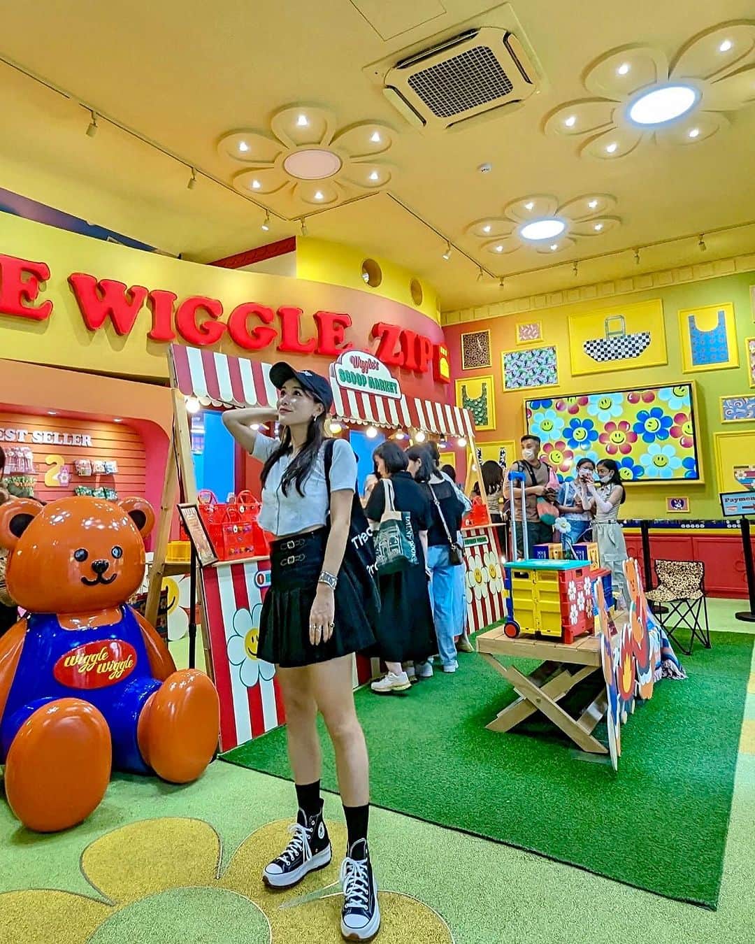 石井里奈さんのインスタグラム写真 - (石井里奈Instagram)「韓国2日目まとめ😘 . 1-4枚目 @mememi.official  ランチもアフタヌーンティーもあるおしゃれカフェ♡韓国で可愛いアフタヌーンティー食べるならここ。 . 5-6枚目 @wigglewiggle.official  韓国のおしゃれ雑貨屋さんといえばここ。お土産などおすすめ。 お店がとにかく可愛くてフォトブースは列ができてます！ . 7-8枚目 @recto_official  韓国のおしゃれブランド。絶対これからくると思う！めちゃ可愛い！ たくさん買いました笑 . 9枚目 @numbering_official  韓国のイチオシのアクセサリーショップ。可愛かった〜！すぐつけました✌️ . 10枚目動画 @nyunyu_seoul @nyu_nyu_official  遅くまでやっているアクセショップ。とにかく安くて種類豊富。 @themaskshop_official  現金のみだけどとにかく一番安い。オリヤン行く前はここにいくべし。 @converse_kr  韓国版コンバースの厚底のはマストバイ。ギザギザかわいい！ . まだまだあるけどまた投稿するね♡ お洋服は全部 @aland_store で買いました✌️ . #韓国情報 #韓国 #korea #koreanfashion #韓国旅行 #韓国ファッション #韓国観光 #韓国コーデ #韓国女子 #アフタヌーンティー #åland #numbering #recto #mememi #converse #コンバース #nyunyu #themaskshop」8月30日 12時07分 - ri7tin1025