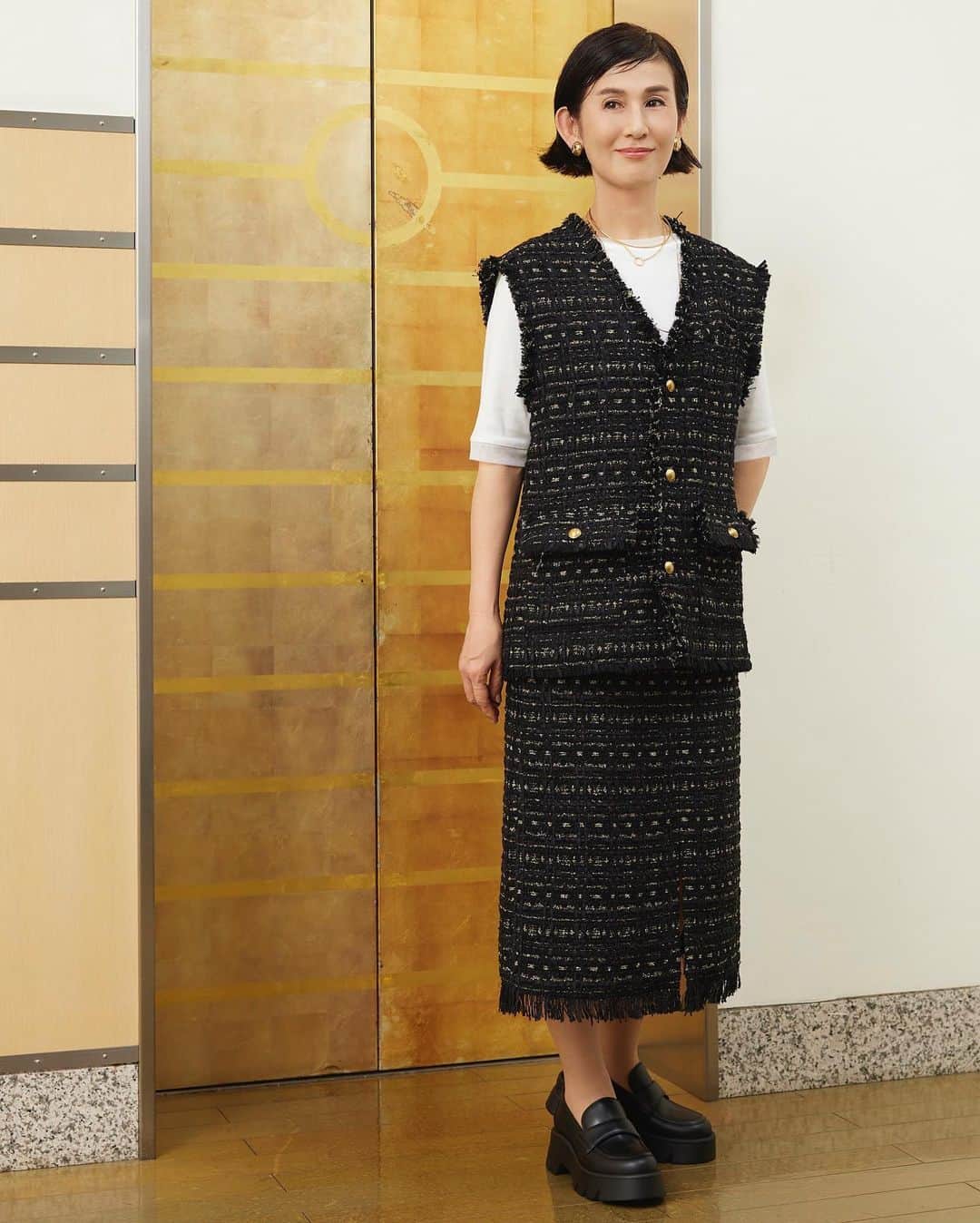 のインスタグラム：「秋冬シーズンの新作として登場している＜バーニーズ　ニューヨーク＞オリジナルコレクションのジレとスカートは、ラメ糸が入ったミックスツイードの風合いが魅力です。暗くなりがちな秋冬シーズンのアイテムに華やかなエッセンスをプラス。セットアップで合わせれば、シックでエレガントな雰囲気を演出します。  #ジレ #ジレコーデ #スカート #タイトスカート #スカートコーデ #コーディネート #ツイード #バーニーズニューヨーク #23fw #coordinate #fashion #barneysnewyork」
