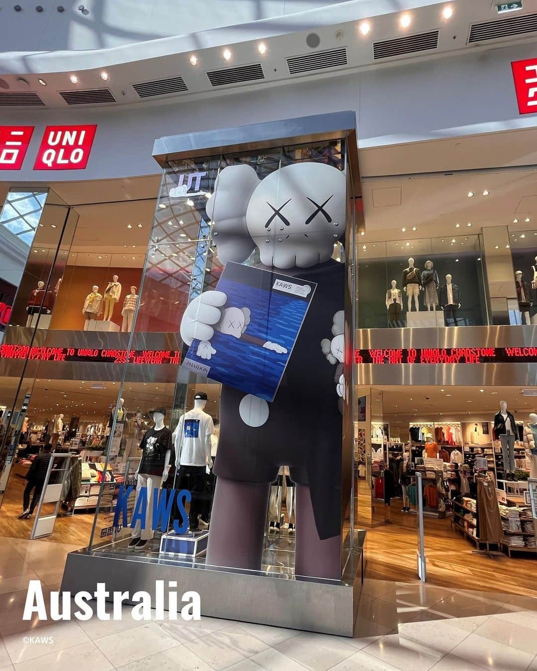 ユニクロさんのインスタグラム写真 - (ユニクロInstagram)「KAWS popular iconics COMPANION and BFF are jacking up UNIQLO's world leading stores!  These decorations can be seen in more than 10 cities in all, including U.S.A, Japan, Singapore, Australia, Hong Kong, Taiwan, Vietnam and Thailand.  Don't miss it as it will be displayed for a limited time only.  Post your photos with #KAWSUT @KAWS!  @phaidonpress @uniqlo.ut @uniqlousa @uniqlo_taiwan @uniqlosg @uniqlovnam @uniqlo_hk_macau @uniqlothailand @uniqlo_jp #KAWS #ARTBOOK #UNIQLO #LifeWear」8月30日 17時37分 - uniqlo