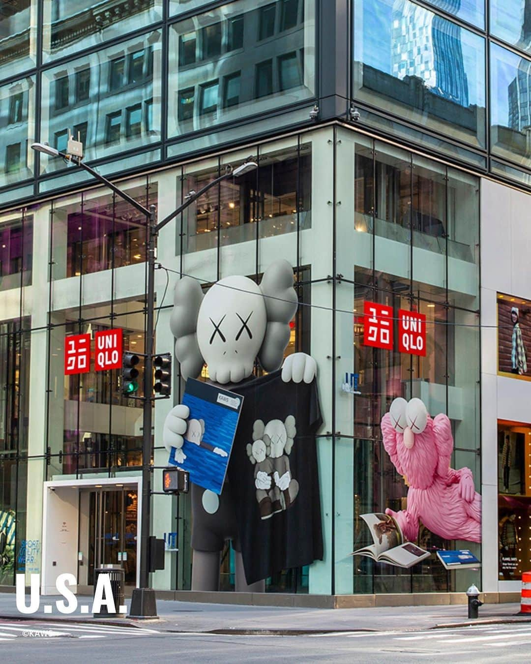 ユニクロさんのインスタグラム写真 - (ユニクロInstagram)「KAWS popular iconics COMPANION and BFF are jacking up UNIQLO's world leading stores!  These decorations can be seen in more than 10 cities in all, including U.S.A, Japan, Singapore, Australia, Hong Kong, Taiwan, Vietnam and Thailand.  Don't miss it as it will be displayed for a limited time only.  Post your photos with #KAWSUT @KAWS!  @phaidonpress @uniqlo.ut @uniqlousa @uniqlo_taiwan @uniqlosg @uniqlovnam @uniqlo_hk_macau @uniqlothailand @uniqlo_jp #KAWS #ARTBOOK #UNIQLO #LifeWear」8月30日 17時37分 - uniqlo