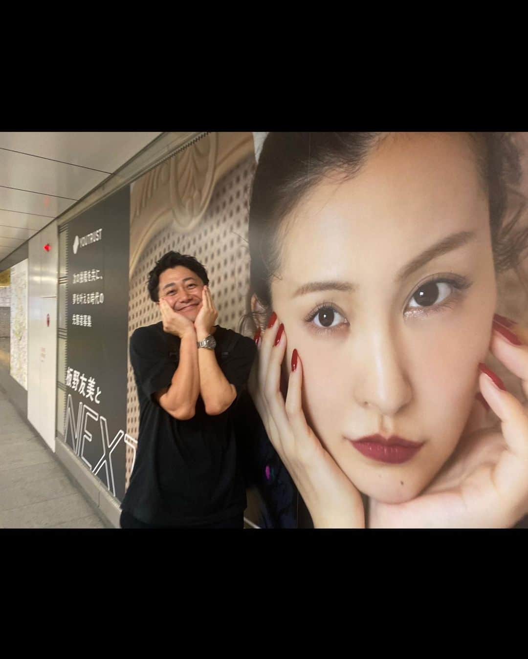 板野友美さんのインスタグラム写真 - (板野友美Instagram)「渋谷駅の東横線の通路に❤️‍🔥 発見してくれた方いますか？ @rosyluce のポスターと同じdressを着て参戦✊🏻  なんまいめ？🪽 （5枚目からはぶりっこおじさんが写ってますが 寛大な心で見ていただけたら幸いです⚠️😅）  最後の写真。 ぶりっこおじさんだけの写真がLINEのアルバム145枚入ってました😅  #nextstage #Angel @youtrust_inc」8月30日 17時37分 - tomo.i_0703