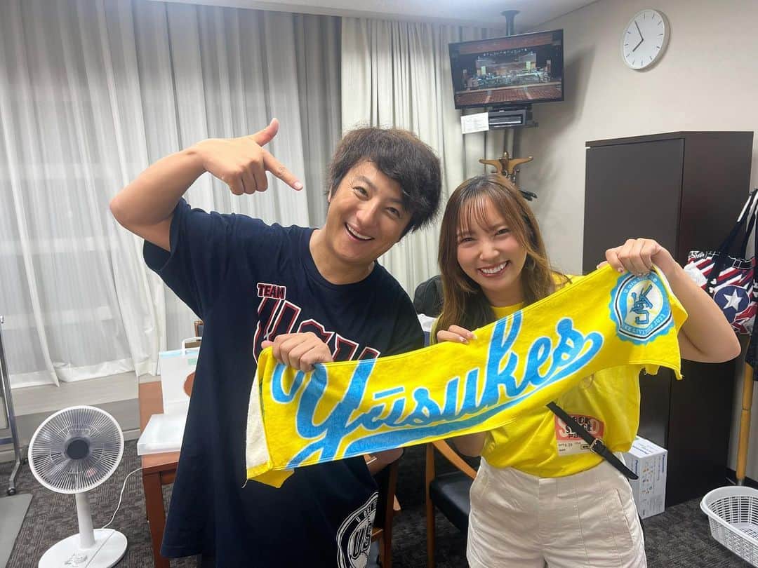 のインスタグラム：「. 最高で最幸の思い出🌻💛 こんなにも感動して、背中押してもらえて、頑張ろうと思えるLIVEがあるんだ😭！ LIVE中に何度もみんなにありがとうと伝えていた上地さん、人柄が溢れていて、勇気もらえた私たちがありがとうございますと伝えたい🥺✨ . 高校の夏大、バスでグランド向かう途中みんなで聴いて歌ったわんぱく野球ばか、色んな思い出が蘇ったなあ〜⚾️ 色んな青春が詰まった曲を生で聴けて嬉しいと感動が止まりませんでした💫 . 最近はちょっと悩んでた事もあったけど、そんなタイミングでLIVEに行けて本当良かったなあ〜 もっと頑張ろう😊🌻」
