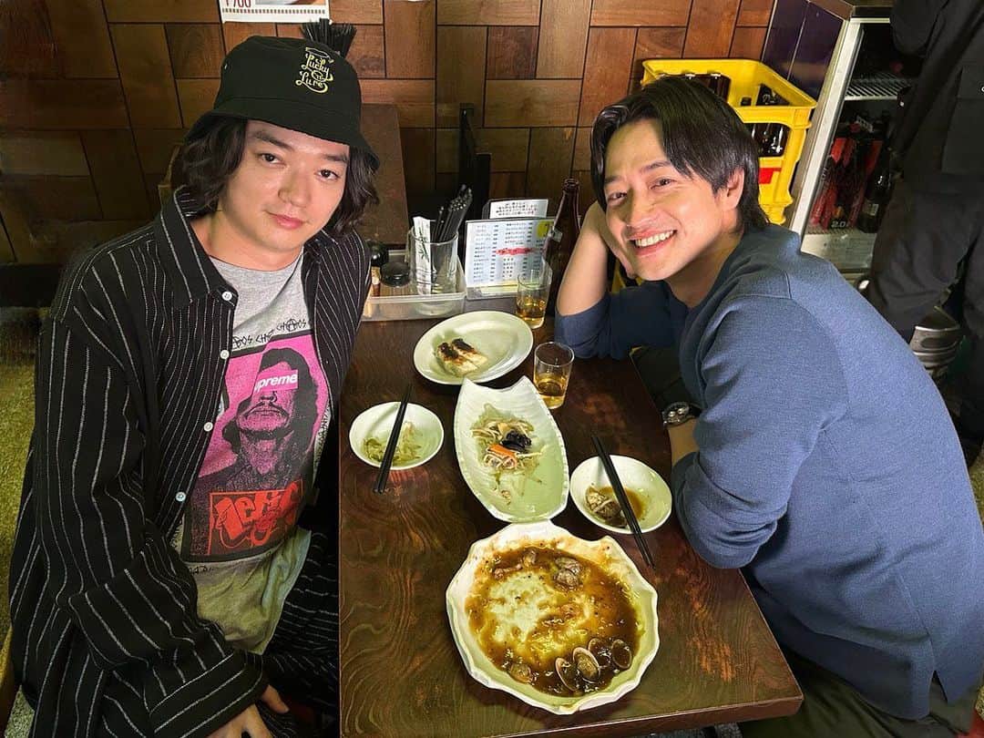 CODE-願いの代償-のインスタグラム：「˗ˏˋ #CODE蔵出しオフショット 📷ˎˊ˗  6話、椎名(#染谷将太 )が咲の兄･三宅( #竹財輝之助 )を信頼するきっかけともなった居酒屋での2ショット🍻✨  1〜3･9話見逃し配信中📺 プロフィールのURLからお楽しみください📱  #CODE願いの代償 #CODE #最終章  #日テレ #坂口健太郎」