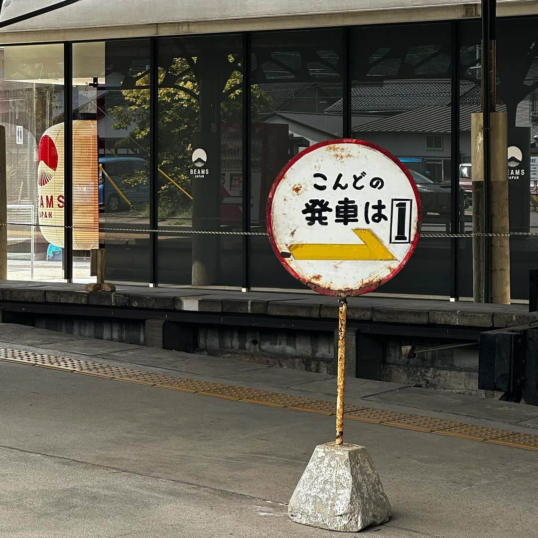 土井地博のインスタグラム：「出雲大社前駅に隣接する ビームス ジャパン出雲へ🇯🇵 @beams_japan_izumo   @beams_japan @beams_official @izumoguide   夏休み終わっても出雲大社参道は観光客も多数。年を通じて10月の神在月が多い印象だけど全国各地からご縁の地である出雲は人気。 いつも飛行機だけどいつか寝台特急サンライズ出雲で帰ってきたい。  🙋 出雲地方は神無月ではなく旧暦十月は八百万の神々が集まる為、神在月と云います。  #beams #beamsjapan  #izumo #出雲 #島根 #神々の里出雲 #地元 #出雲観光大使」