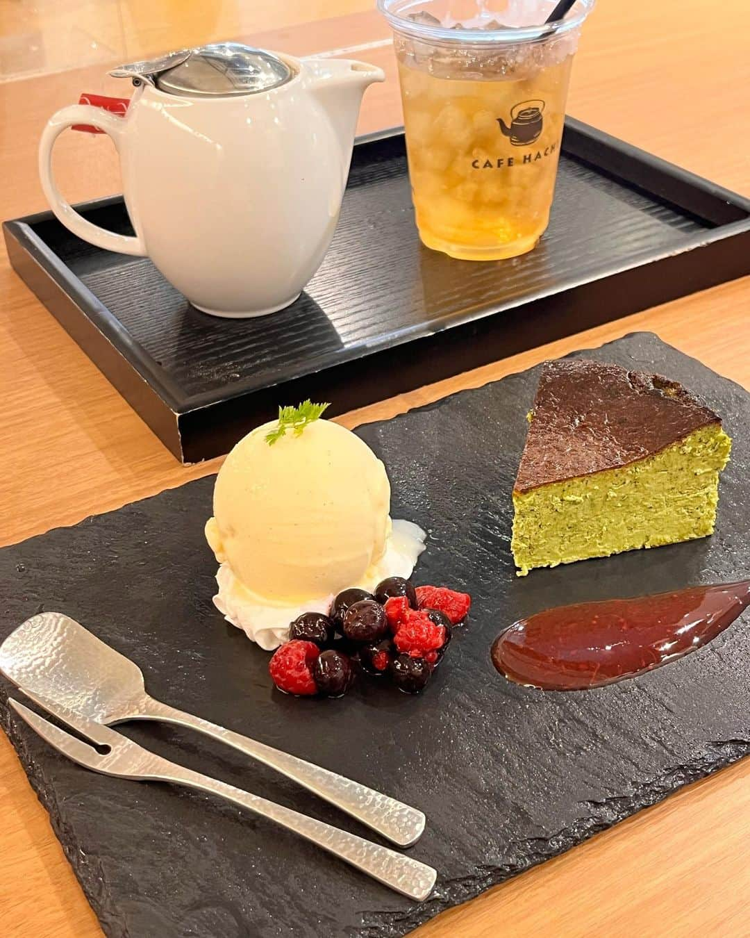 前田友香のインスタグラム：「たくさん歩いた後のカフェタイム☕︎  抹茶のバスクチーズケーキ♡♡♡ 添えらてるアイスの大きさ最高🍨  うきはの和紅茶は 茶葉の味がしっかり感じられて 香ばしかった☕︎  全部美味しくて最高様でした♪  #抹茶大好き #バスクチーズケーキ #博多カフェ  #福岡カフェ #カフェ巡り  #甘スタグラム #和紅茶」