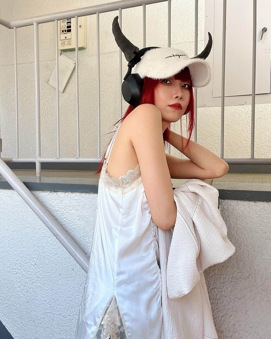 si ouxさんのインスタグラム写真 - (si ouxInstagram)「🐃 #きょうの太陽浴  necklace🎀 @topazz.topazz  necklace🐿️ @upaborn  shirts @muze_tokyo_official  sandal @givenchy  socks @muze_tokyo_official @fun.jp」8月30日 12時15分 - si_oux