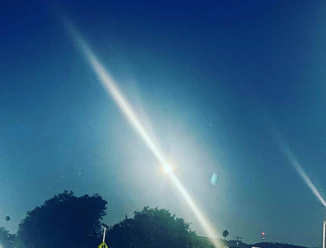 ニア・ピープルズさんのインスタグラム写真 - (ニア・ピープルズInstagram)「“Howl and Heal” as they say. Don’t know about you but I’m definitely feeling this one.  Are you? #bluemoon #release」8月30日 12時18分 - niapeeples