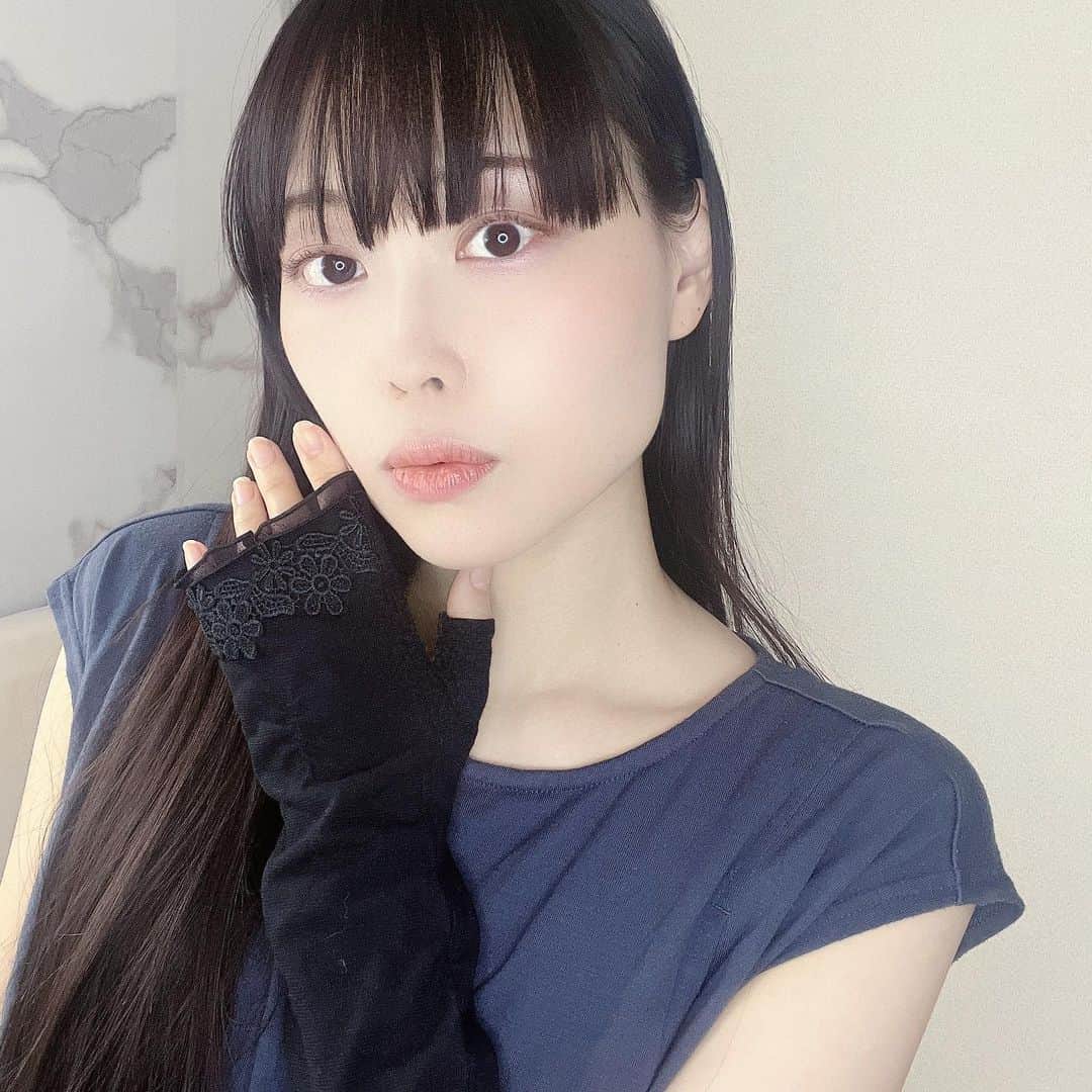 滝川りおのインスタグラム：「毎日の紫外線対策にモナミさま( @monami_uv )の ロングタイプのアームカバー ふんわり綿の指先レースUVアームカバー手袋を 愛用してるよ♡⃛  先々月、母の誕生日に お揃いのアームカバーをプレゼントして 今年の夏は特に暑いし毎日大活躍してるよ〜！ と喜びのLINEがありました🥰  モナミさまのアームカバーはデザインがシンプルでありながら 上品な可愛さもあるから 大人の女性にも使いやすいと思う\♥︎/  これから敬老の日もあるし プレゼントどうしようかなってお悩みの方にも おすすめしたいアイテムです♪  ✼••┈┈••✼••┈┈••✼••┈┈••✼••┈┈••✼ フォロワーさま用クーポン専用コードを 発行していただいてます✨️ クーポンコードを使うと15%OFFで 購入可能だって🫶🏻‪ ́-‬  クーポンコード⇒3K1FXWCXFD10 ✼••┈┈••✼••┈┈••✼••┈┈••✼••┈┈••✼  #UVアームカバー #tomeandco #tomeandcoアンバサダー #紫外線対策」