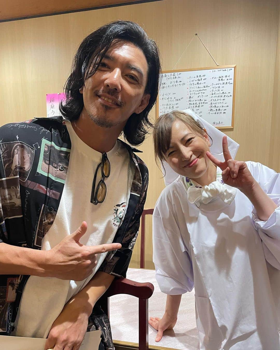 のインスタグラム：「映画✨ 『ARAKAWA UNDER 9』  共演者の金子昇サン✨😊  金子さんは 明るく楽しく朗らかな空気に包まれた方で✨  どんな時も✨ 慌てず騒がず平静で😊  何が起きても　デン！と構えていてくださる✨ 心強い方っ💪✨  こういう方が現場に居てくださると バタバタ慌ただしくなっても💨 いい空間に保たれます🙏  大事なことですね✨✨ ありがとうございます🙏 金子さんっっっm(__)m  #鈴木杏樹#AnjuSuzuki  #金子昇 さん #映画 #ARAKAWAunder9 #かっぽうぎと三角巾 🤭」