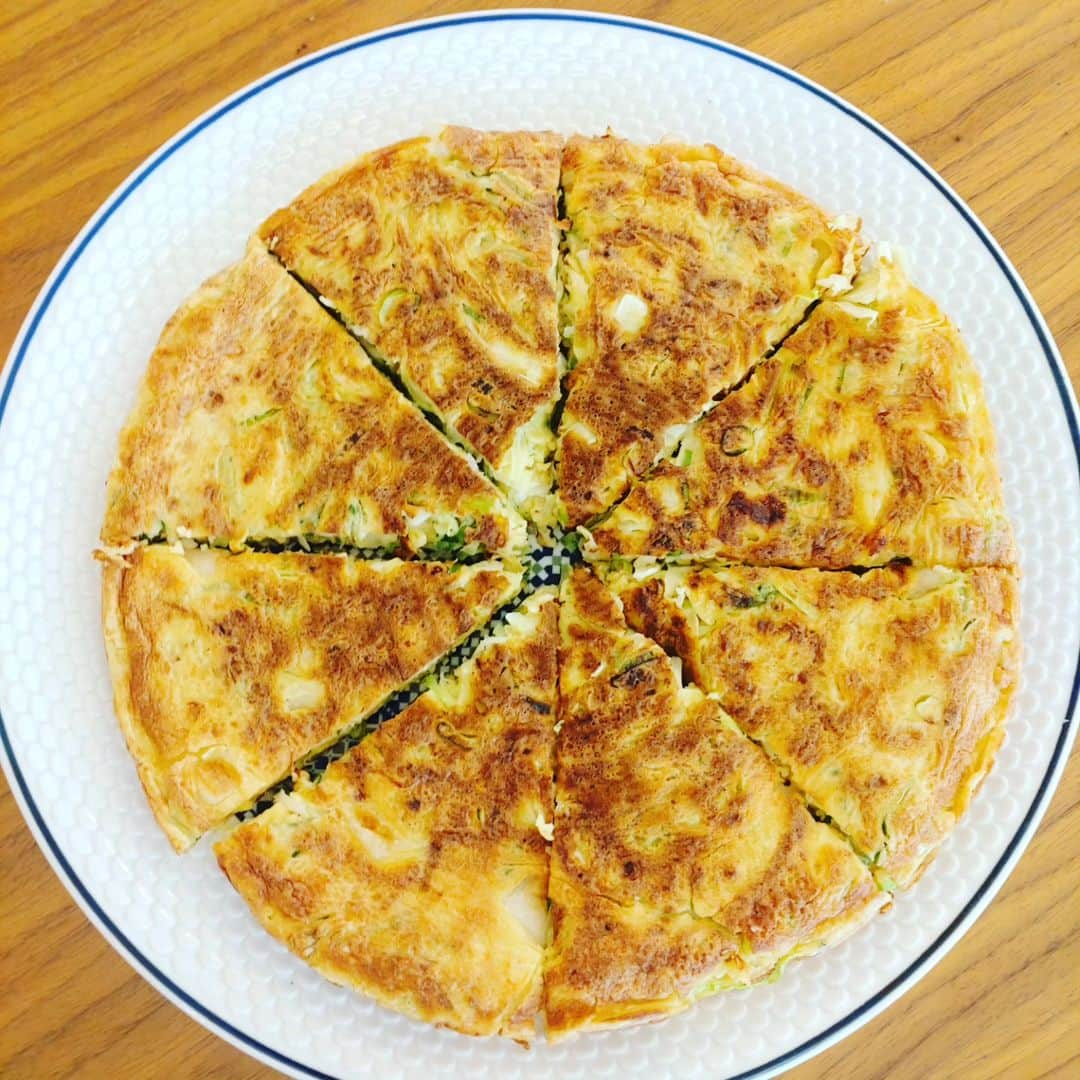 中村仁美さんのインスタグラム写真 - (中村仁美Instagram)「今日のランチ  お好み焼きにしようと 冷凍庫で長らく眠っていた 豚肉を解凍して 炒めたら  いや、これ、もう無理なニオイ💦  では肉なし キャベツとネギの お好み焼きに変更  野菜を切って お好み焼きの粉を入れようとしたら 賞味期限切れ  仕方なく 小麦粉とお出汁を入れて  あるはずの桜えびは… 見つからず  この辺りから タガが外れて  タンパク質がないから 賞味期限間近の 裂けるチーズに  すりゴマと  卵ももう１個追加  ボリュームを出すために お餅も入れて…  イタリアンオムレツっぽく 焼いてやる！  名もなきランチができました  意外にも 息子達には好評  いい子に育っています🤣  #驚くなかれ #今日のランチはこれだけです  #食べ盛り #長男 #セルフで磯辺焼きを追加  #夕食頑張ります  #夏休みが終わる」8月30日 12時23分 - nakamura_hitomi_official