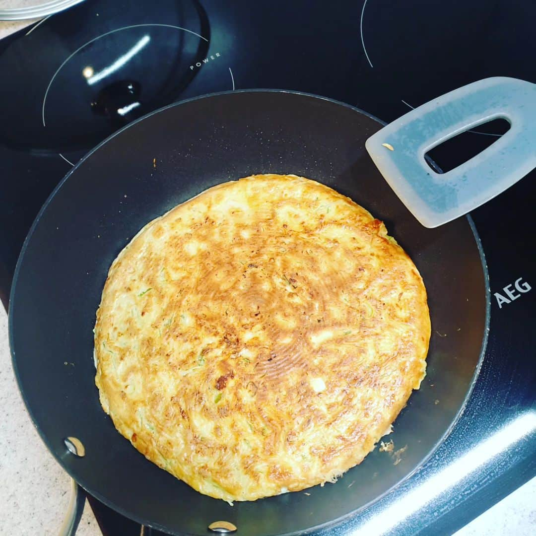 中村仁美さんのインスタグラム写真 - (中村仁美Instagram)「今日のランチ  お好み焼きにしようと 冷凍庫で長らく眠っていた 豚肉を解凍して 炒めたら  いや、これ、もう無理なニオイ💦  では肉なし キャベツとネギの お好み焼きに変更  野菜を切って お好み焼きの粉を入れようとしたら 賞味期限切れ  仕方なく 小麦粉とお出汁を入れて  あるはずの桜えびは… 見つからず  この辺りから タガが外れて  タンパク質がないから 賞味期限間近の 裂けるチーズに  すりゴマと  卵ももう１個追加  ボリュームを出すために お餅も入れて…  イタリアンオムレツっぽく 焼いてやる！  名もなきランチができました  意外にも 息子達には好評  いい子に育っています🤣  #驚くなかれ #今日のランチはこれだけです  #食べ盛り #長男 #セルフで磯辺焼きを追加  #夕食頑張ります  #夏休みが終わる」8月30日 12時23分 - nakamura_hitomi_official