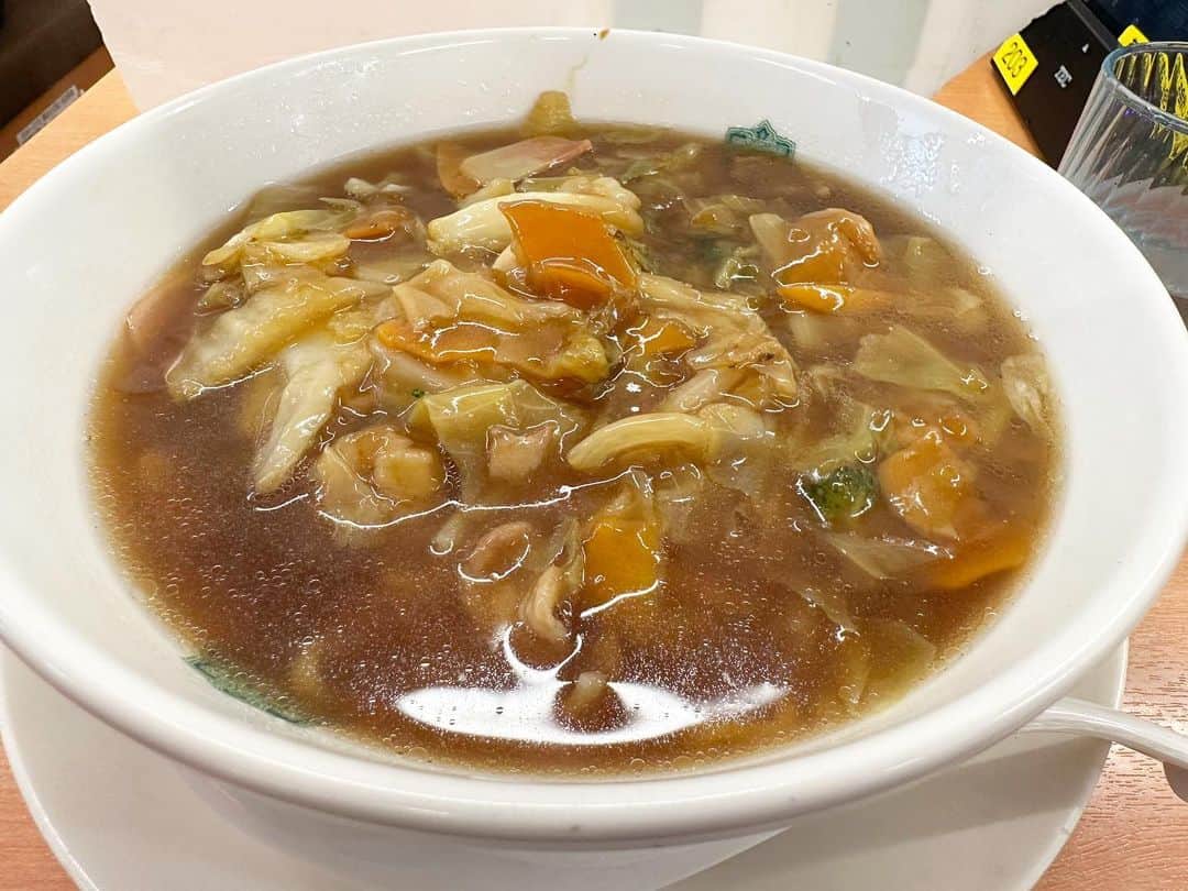まえちゃんねるのインスタグラム：「今日のランチは、五目あんかけラーメン。相変わらず外は暑い。しばらく続くようで困ったもんだ🔥  #ランチ #今日のランチ #五目あんかけラーメン #ラーメン」