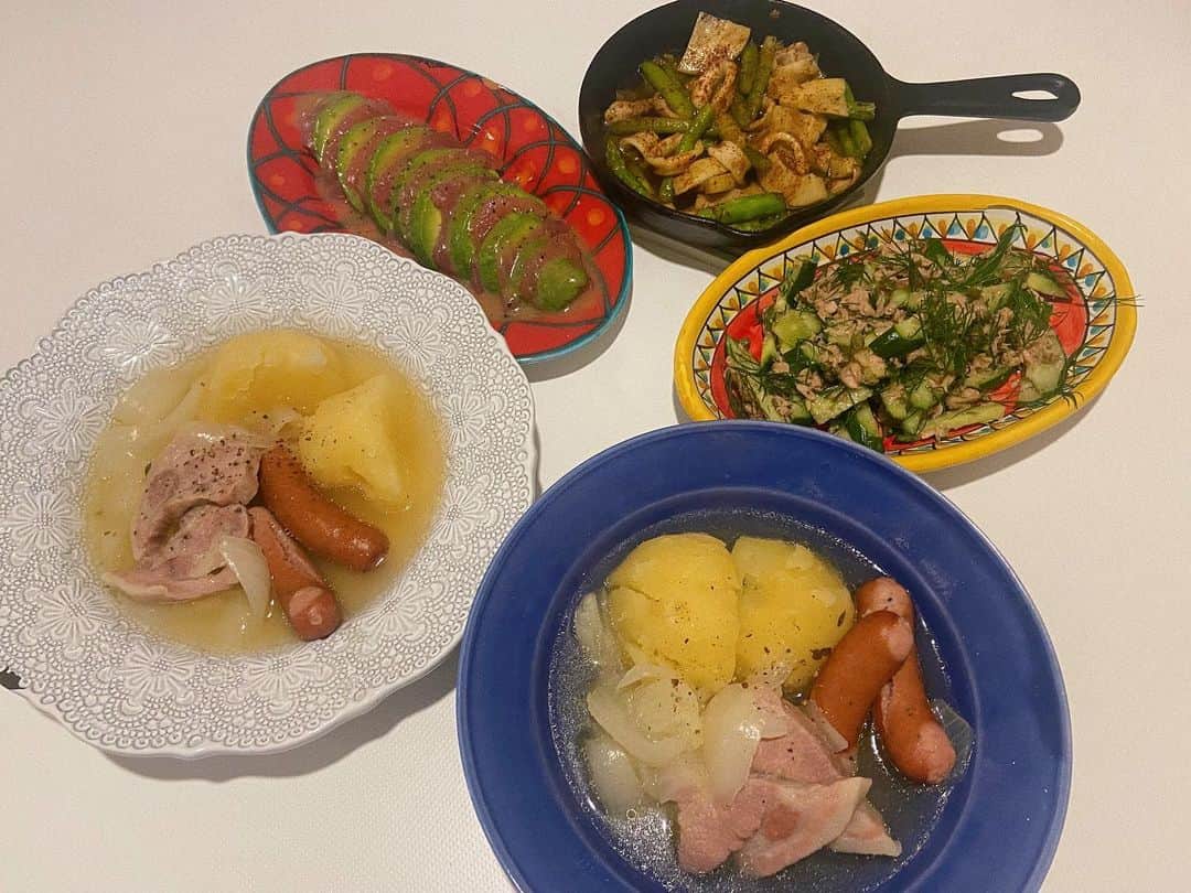 のインスタグラム：「最近の👩🏻‍🍳 この夏はちょっぴりお料理サボりがちだった気がする🙄 塩豚ポトフ、 きゅうりとディルとツナのサラダ、 マグロとアボカドのカルパッチョ、 イカとアスパラとたけのこのアヒージョ、 白茄子で麻婆茄子、 アボカド搾菜、 枝豆、冷奴、 頂きものの美味しい餃子、 豚しゃぶサラダ、 アジとカツオのお刺身、 水茄子としらすとディルのサラダ、 アンチョビたまご、 ケールとキウイのサラダ、 洋風冷奴、 終日oneのからあげ、 牛スネ肉の赤ワイン煮込み、 たまごとクレソンのサラダ、 鯛のカルパッチョ、 モモッツァレラ、 茅乃舎の冷汁のだしとたれを使った素麺、 軟骨とたけのことマッシュルームのオイスター炒め、 揚げ茄子と薬味野菜のサラダ、 とうもろこし、 イチヂクとサラミ、 千切りキャベツとおかひじきで豚しゃぶ、 タコとトマトの甘酢和え、 ゴーヤチャンプルー、 トマトとモロヘイヤとツナのサラダ、 明太冷奴、 冬瓜の海苔クリームがけ。 #トーキョー嫁ご飯#トーキョー家族ご飯」