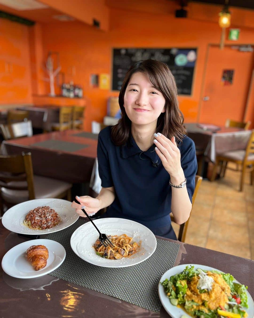 吉村恵里子のインスタグラム：「・ こんにちは🌞 今日は代打でひるおび中継を担当しました！  シャインマスカットが旬を迎えたということで、千葉県流山市でシャインマスカット狩りを体験して来ました。  幹からより遠い場所のブドウを選んだり、色は青みより黄ばみがあるものを選んだりすることで、甘くて美味しいブドウを選ぶことができるんです。  水代果樹園代表の水代さんにお話伺いながら、美味しくて甘いシャインマスカットを収穫できました🍇  食べてみると、みずみずしくて甘い！ パリッシャキッとしていて粒のサイズも大きいんです。 食べ応えがあります！  農園の中からレストラン:ベルリコまで少し距離があり、CM中に到着しないなど、ほんと間に合わないかと思った中継でしたが息切れしながらも、採れたて野菜の生パスタランチをいただけて、何より楽しかったです。  美味しいパスタ、サラダもぺろっと完食しました。ありがとうございました。😊  #流山市 #シャインマスカット #ベルリコ #水代果樹園 #千葉 #シャインマスカット狩り」