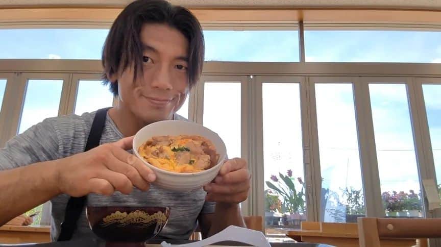 大和ヒロシさんのインスタグラム写真 - (大和ヒロシInstagram)「今日の昼食は #味楽囲さだもと店 の中に在る御食事処にて親子丼。  濃口の味付けでも、はっきり解る鶏と卵の旨味。 美味しんぼの呪が解け切らない私には三つ葉もまた嬉しいです。 #JAきみつ #君津市」8月30日 12時33分 - yamatohiroshi