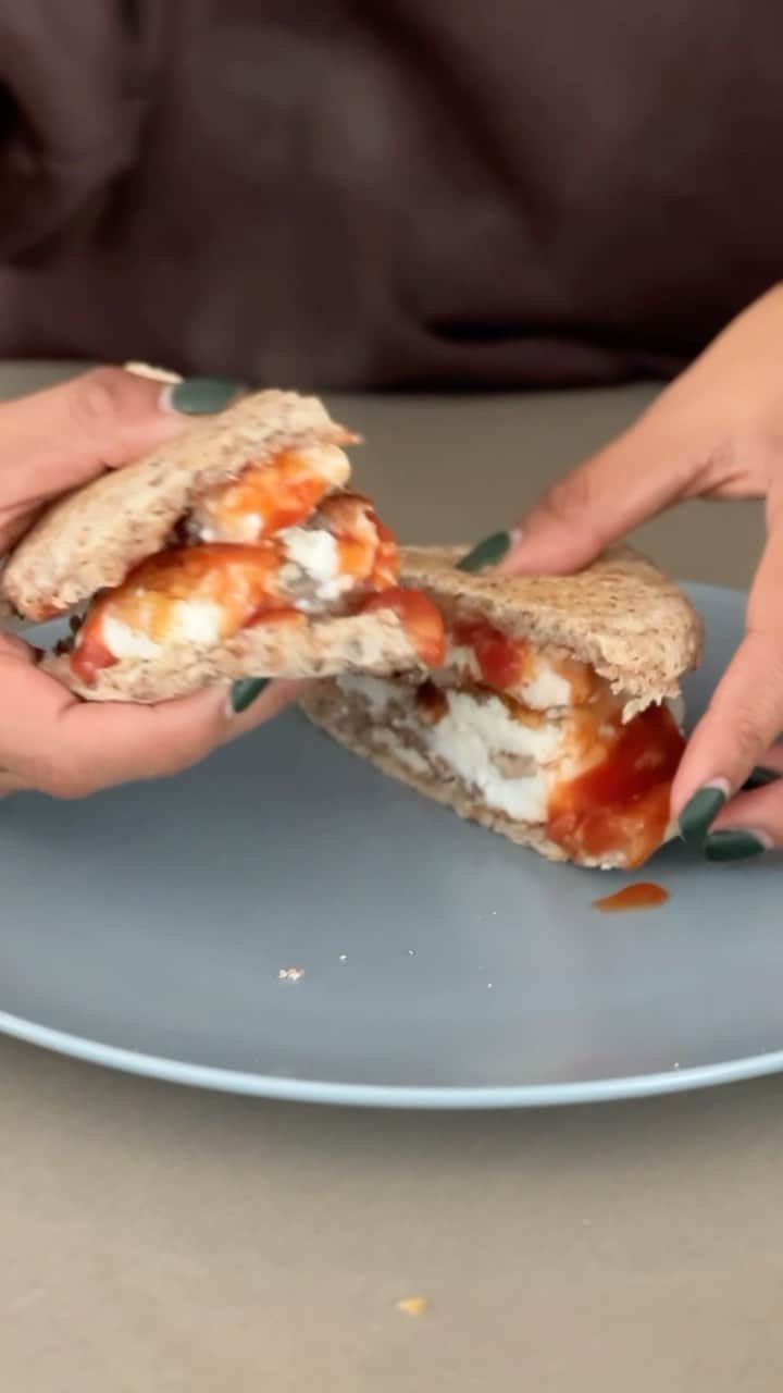 シェネルのインスタグラム：「Healthy GF bread!! I love finding local awesome grocery food spots .. this one is all about their breads! Found some great gluten free items .. clean af! No I’m not allergic to gluten, just like to give my gut a break from it sometimes. Here’s a quickly high protein recipe with @bodhisbakehouse gluten free buns.」