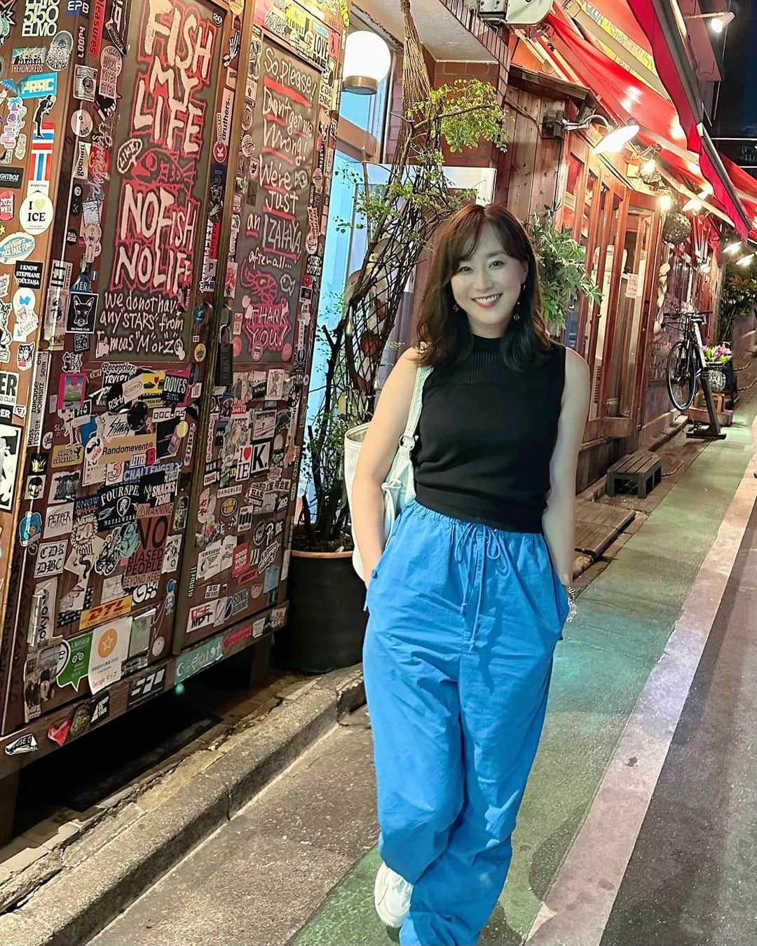 村上麻衣さんのインスタグラム写真 - (村上麻衣Instagram)「美味しいホルモンが食べたくて渋谷へ。  汗だくで歩いてたどり着き ビールをゴクゴク飲んだ時の「プハー」という美味しさ、 すごかったです🤣🍺✨  「もう一度今の瞬間やり直したい！」て思いました。笑  東京は36度で蒸し暑く☀️ 汗をかくし焼肉だし、 上下洗える服でお出かけしました。 最後📷☜背中の開きとスカーフが可愛いトップスでした。  Tops @resexxy_official  Pants @gallardagalante   それにしても渋谷は、すごい人だった！ さらに夜は、なんだかカオスでした。 歩いてると 私が普段見かけないような色々な人たちがいて、 少し裏路地を歩くとこれまた普段見ないような色々なお店が‥😅  「渋谷ってすごーい」と、 私はハイカラ（古）で静かで大好きな ヨコハマに帰りました🥰⚓️ （私はハマっ子です。笑）  #渋谷#shibuya #gallardagalante #パンツコーデ #アラフォーファッション #アラフォーコーデ #アラフィフコーデ #ファッション #fashion」8月30日 12時34分 - maimaisue
