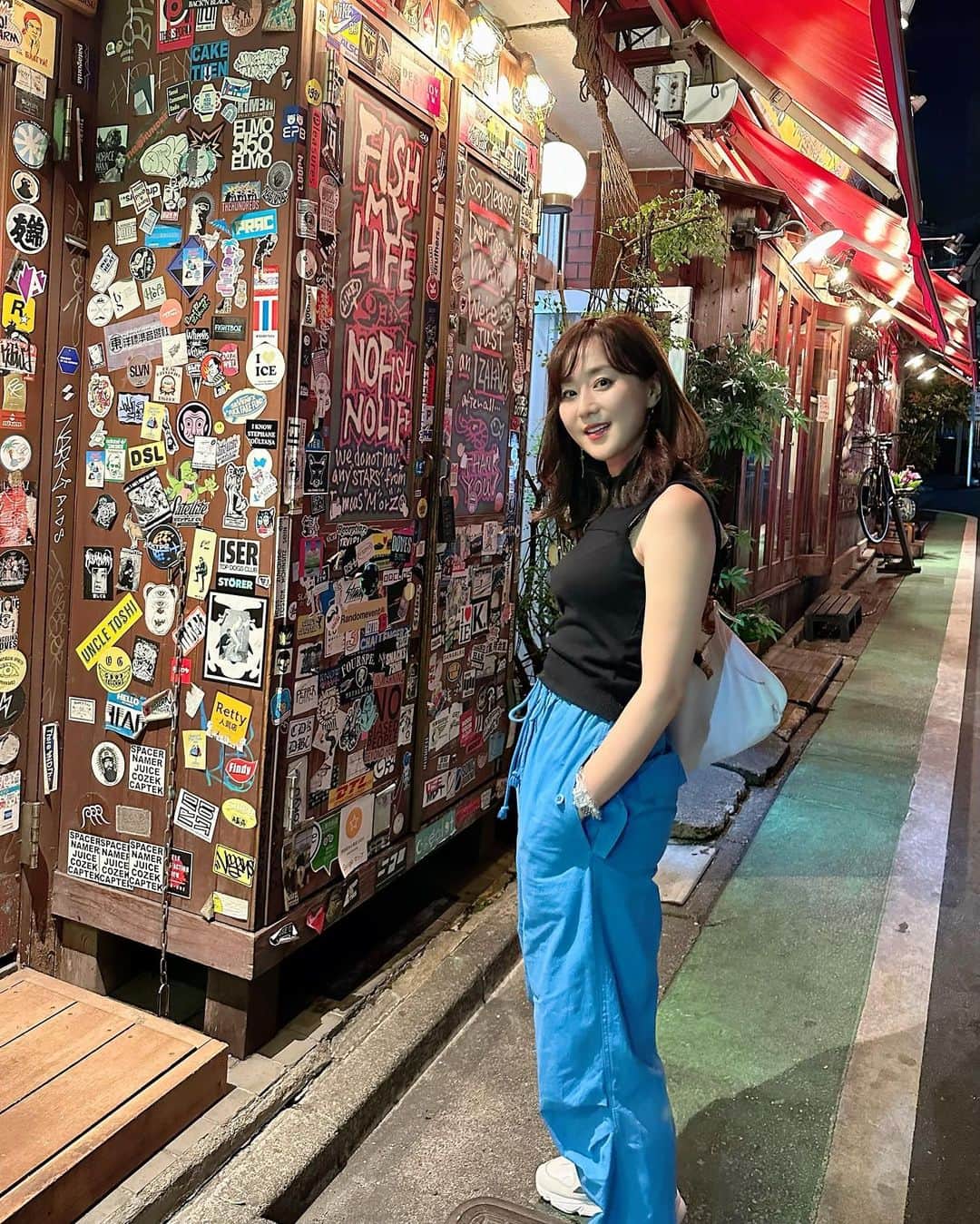 村上麻衣のインスタグラム：「美味しいホルモンが食べたくて渋谷へ。  汗だくで歩いてたどり着き ビールをゴクゴク飲んだ時の「プハー」という美味しさ、 すごかったです🤣🍺✨  「もう一度今の瞬間やり直したい！」て思いました。笑  東京は36度で蒸し暑く☀️ 汗をかくし焼肉だし、 上下洗える服でお出かけしました。 最後📷☜背中の開きとスカーフが可愛いトップスでした。  Tops @resexxy_official  Pants @gallardagalante   それにしても渋谷は、すごい人だった！ さらに夜は、なんだかカオスでした。 歩いてると 私が普段見かけないような色々な人たちがいて、 少し裏路地を歩くとこれまた普段見ないような色々なお店が‥😅  「渋谷ってすごーい」と、 私はハイカラ（古）で静かで大好きな ヨコハマに帰りました🥰⚓️ （私はハマっ子です。笑）  #渋谷#shibuya #gallardagalante #パンツコーデ #アラフォーファッション #アラフォーコーデ #アラフィフコーデ #ファッション #fashion」