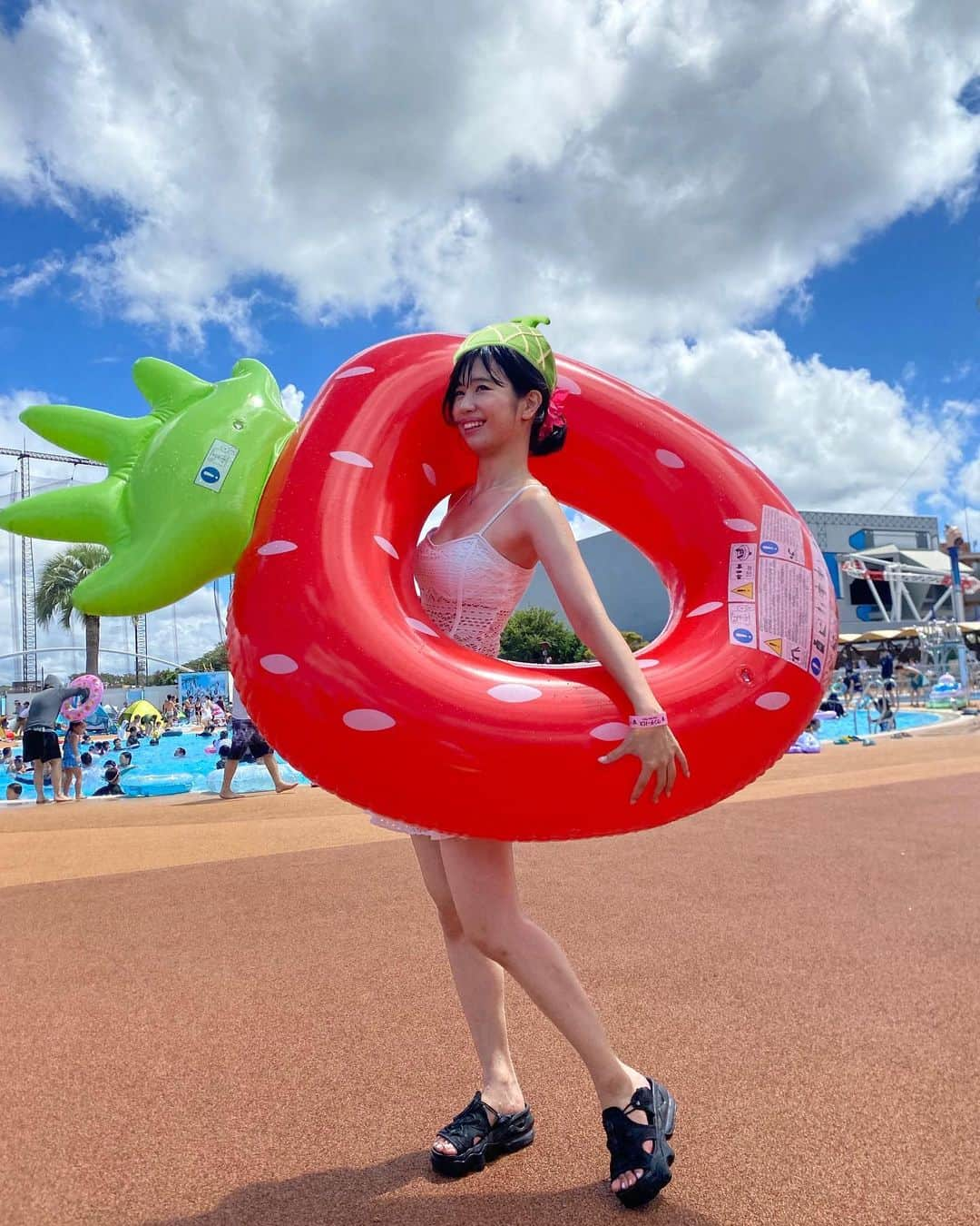 山口めろんさんのインスタグラム写真 - (山口めろんInstagram)「夏ってまだ終わらないよね！？？？？？ #プール最高」8月30日 12時37分 - memememelonchan