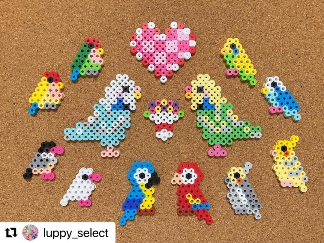 PerlerbeadsJP（パーラービーズ）さんのインスタグラム写真 - (PerlerbeadsJP（パーラービーズ）Instagram)「. フォロワー様のステキな作品のご紹介☀️  猛暑でなかなか思うように外出できない時にはやっぱりパーラービーズ❣️皆さんのおうち遊びでも、この夏パーラービーズが活躍できていたら嬉しいです😊✨  パーラービーズ公式サイトにある図案シートなどを大活用していただき、美味しそうな食べ物がたっぷりのこちらのお写真🍔🍜🍣😋2枚目の鳥さんたちも可愛らしさいっぱいです🦜💗  @luppy_select 様ありがとうございます🙇‍♀️✨  #Repost @luppy_select ・・・ でもやっぱり食べ物ネタが一番作ってて楽しいかなあ。あとインコ🤭💕🦜 …パーラービーズ買うとなった時は、そりゃゲームキャラ作る気満々だったけど、大抵がプレートを繋がないと作れない大きな図案になるので、繋ぎ目の所を必ずアイロンがけ失敗するという現実を突きつけられてもう凝りた←。立体はもう少し極めてみたいかな。  さて、作品がめちゃくちゃ溜まって来たけどこれどうしよう？←。もっと大きなコルクボード調達して飾ろうか？ ・ #アイロンビーズ #パーラービーズ #パーラービーズ作品  #オモ写」8月30日 12時40分 - perlerbeads_jp