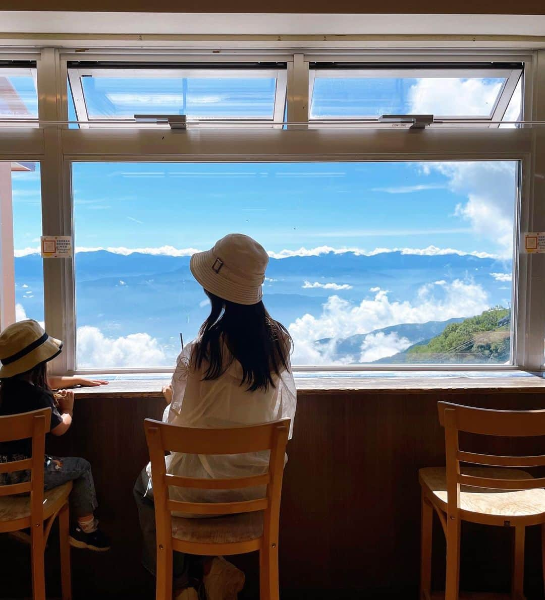 伊藤友里のインスタグラム：「2612mの雲の上でカフェ☁️☕️☁️  駒ヶ岳ロープウェイの頂上の千畳敷駅にて🚠  包み込まれるような美しさでした⛰ また会いにくるね☁️  #長野県 #駒ヶ岳ロープウェイ #中央アルプス」