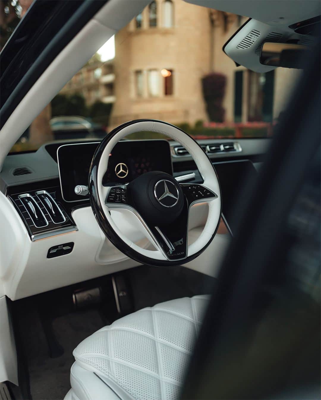 Mercedes-Benz Thailandさんのインスタグラム写真 - (Mercedes-Benz ThailandInstagram)「ความสมบูรณ์แบบที่มาพร้อมความหรูหราและสง่างามในทุกมุมมองไปกับ Mercedes-Maybach S 580 4MATIC Premium  💫 ดึงดูดทุกสายตากับกระจังหน้าอันเป็นเอกลักษณ์ตามแบบฉบับ Maybach 💫 สะดวกสบายอย่างเหนือระดับด้วยที่นั่งอันกว้างขวาง มาพร้อมเบาะนั่งหุ้มหนัง Exclusive Nappa ตัดเย็บลายเบาะแบบ diamond design 💫 เพลิดเพลินในทุกการเดินทางด้วย Burmester® 3D surround sound system พร้อมลำโพงคุณภาพสูง 15 ตัว ที่ทำให้การเดินทางของคุณสุนทรียมากกว่าเคย  📷 dscvr.twins (IG) for #MBcreator #MBcontentdays  *อุปกรณ์บางส่วนในภาพอาจแตกต่างจากที่จำหน่ายจริง โปรดตรวจสอบรายการอุปกรณ์ของรถยนต์แต่ละรุ่นที่ผู้จำหน่ายฯ อย่างเป็นทางการทั่วประเทศ​​  #SClass #S580 #SophisticatedLuxury #MercedesMaybach #MercedesBenzThailand」8月30日 13時00分 - mercedesbenzthailand