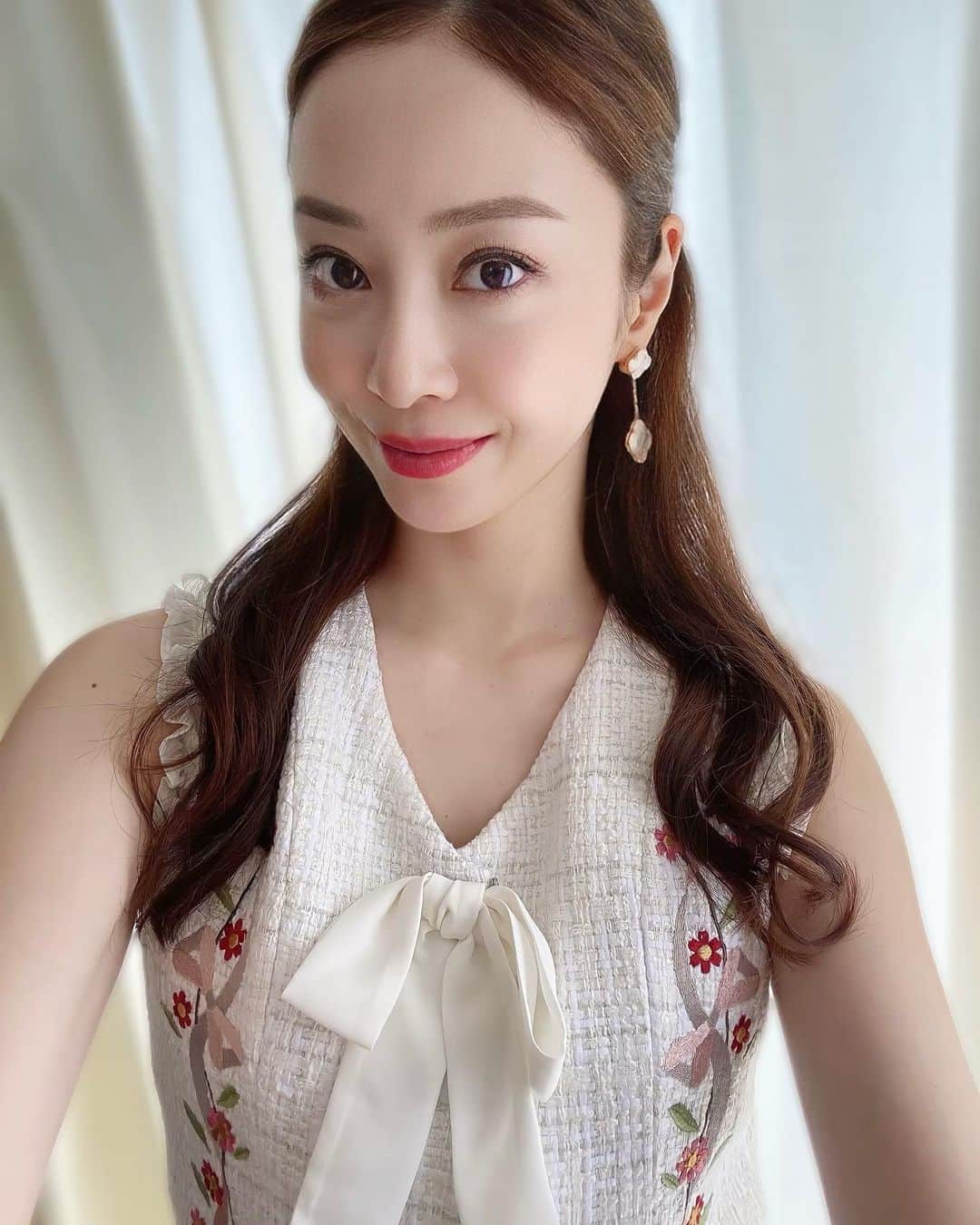 白田久子のインスタグラム：「・ 少し日焼けしたので秘密のコンシーラーでトーンアップ。自然に白肌になる㊙️ @euyira_jp Light①  ファンデ無しでこれを少し伸ばして完成🐑 ・ お花の刺繍とリボンが可愛いツイードワンピは @chesty_official 💐 #高知子育て #年子ママ」